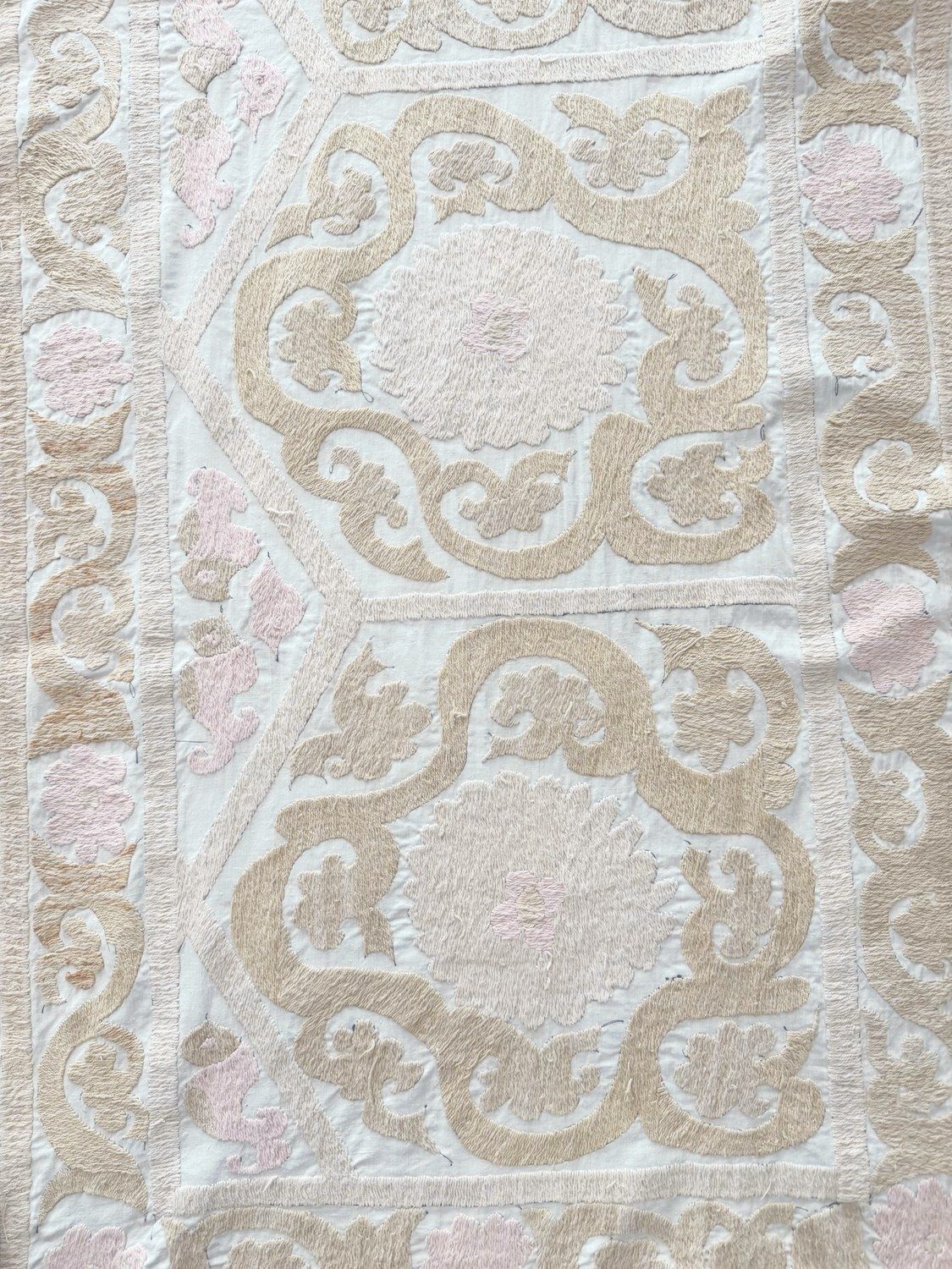 Geborduurd grote Suzani wanddecoratie uit Bukhara 77 x 360 cm photo furniture