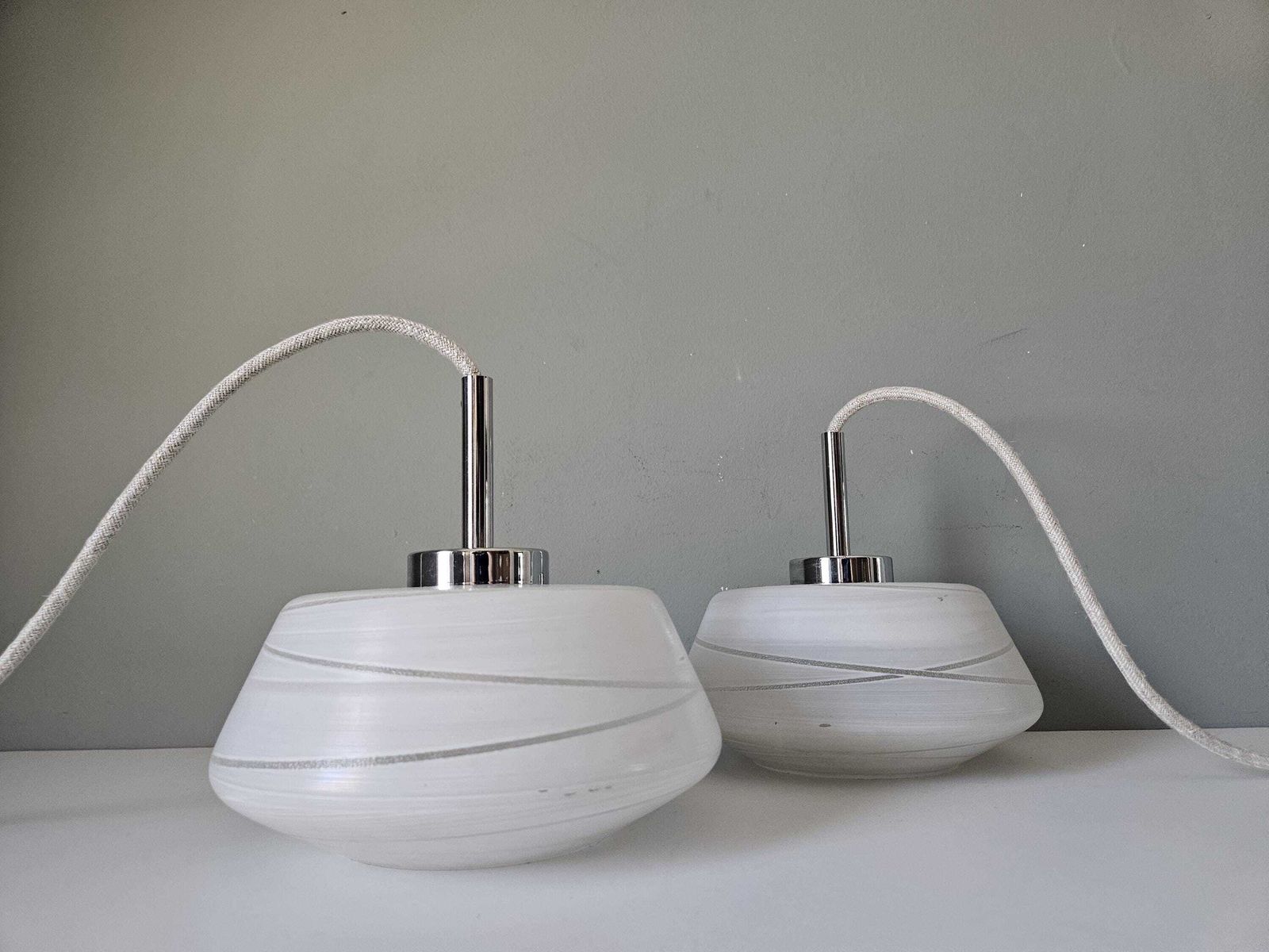 Set van twee vintage hanglampen | Mid-Century matglazen hanglampen | Keukeneilandverlichting photo 150.0
