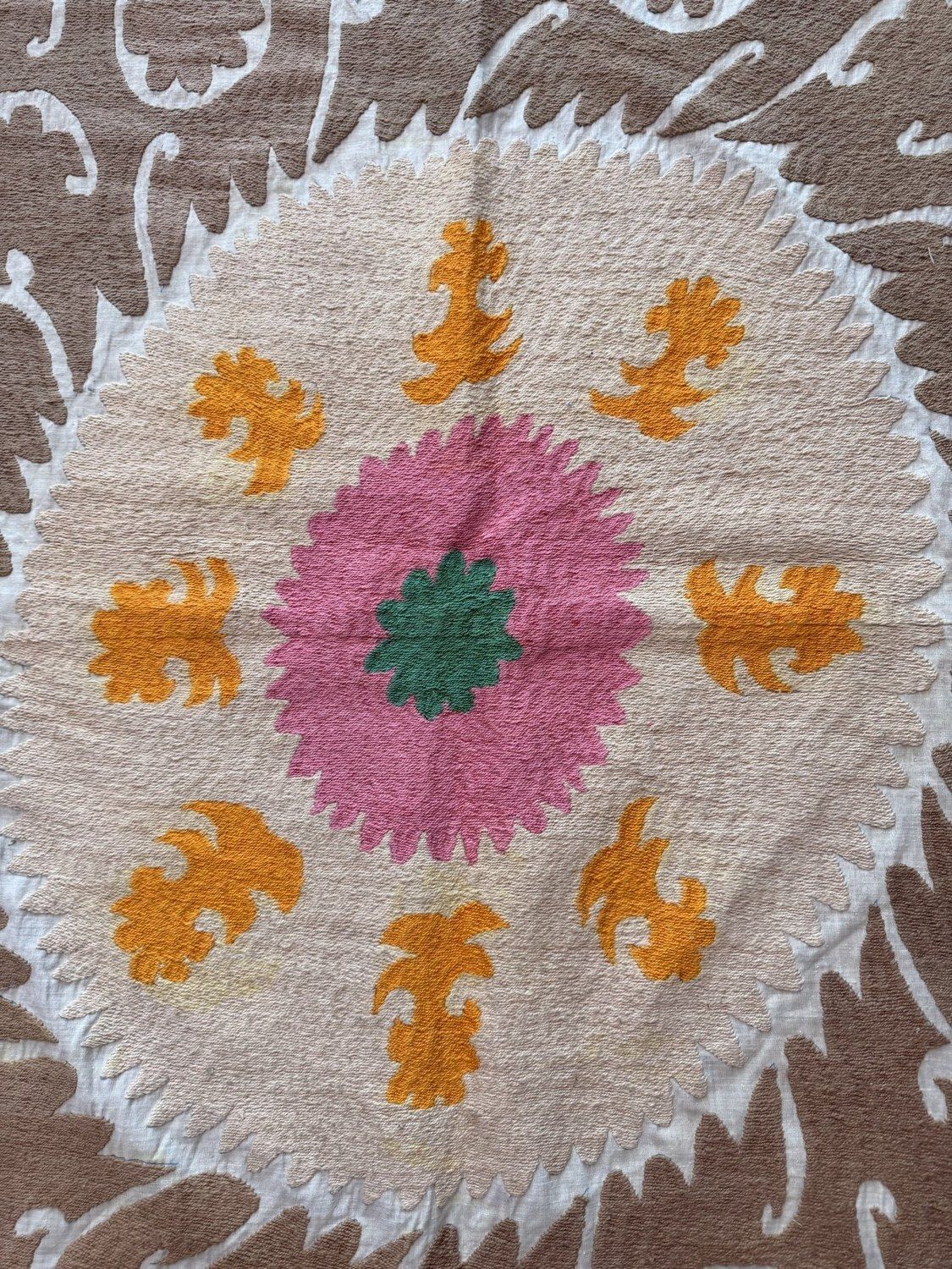 photo furniture Handgemaakte Bukhara Suzani wandkleed, ivoor, groen, geel, etnisch geborduurd katoenen tapijt 116 x 160 cm