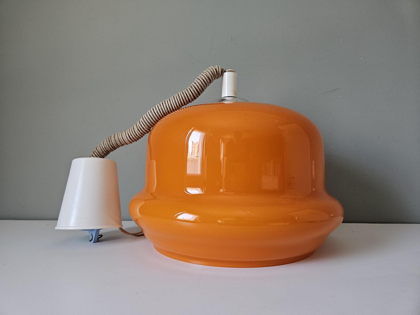 Vintage oranje opaline glazen hanglamp | jaren 1970 Space Age plafondlamp photo Verlichting