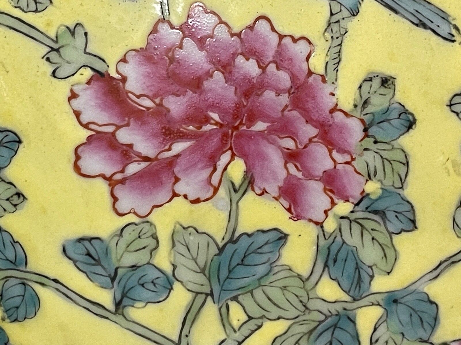 photo for sale Paar 20e-eeuwse Chinese gele porseleinen vazen, roze chrysant en blauwe lotusbloem