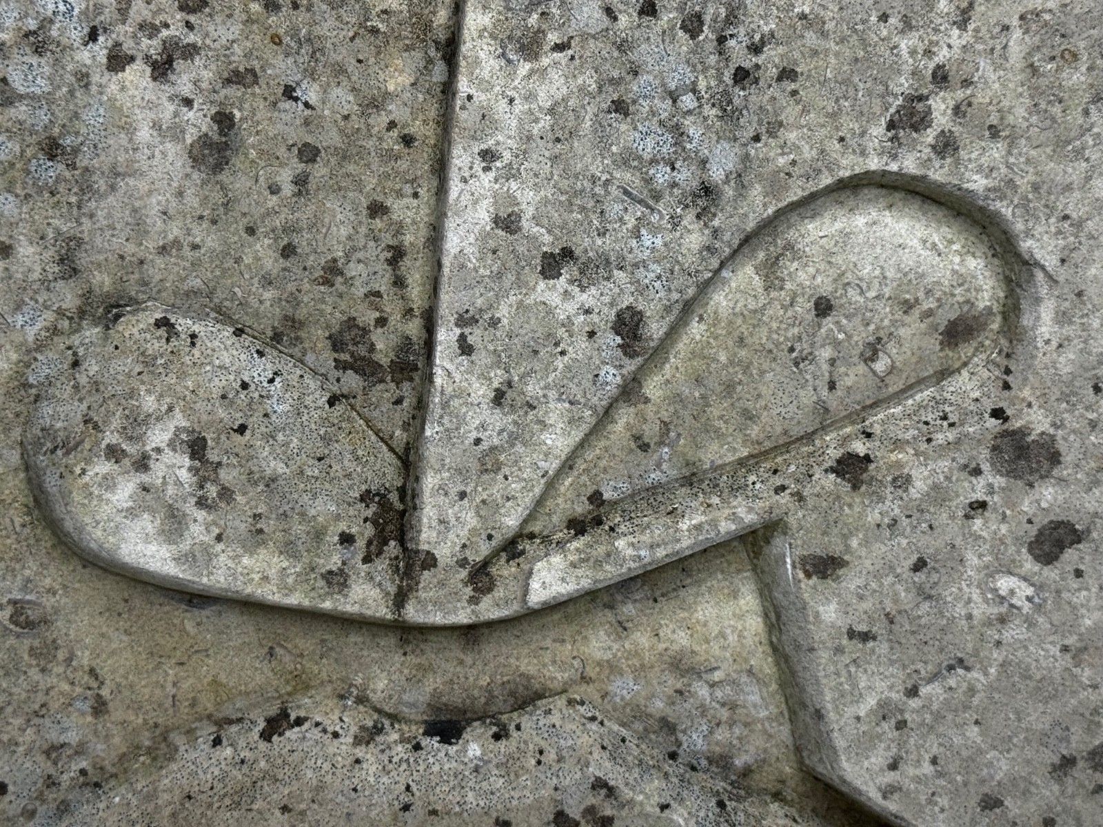 photo vinterior Modernistisch kubistisch stenen gezichtsreliëf in de stijl van Picasso
