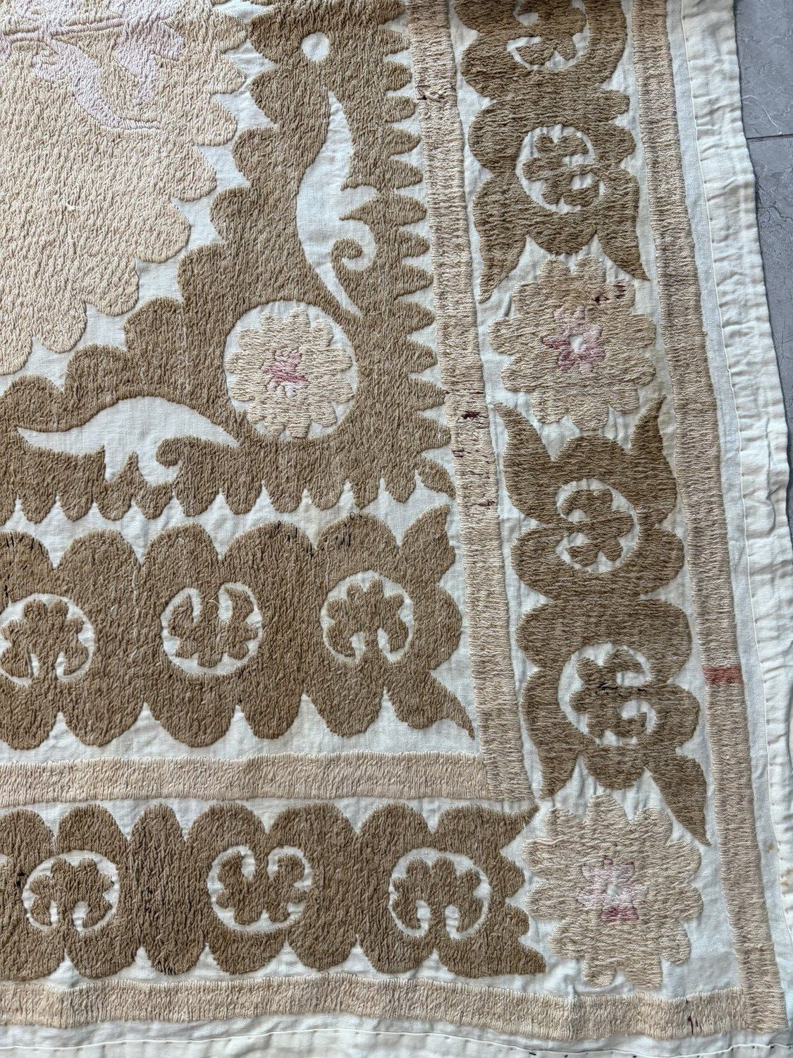 Handgemaakte Bukhara Suzani wandkleed, kameel, tan, ivoor, etnisch geborduurd katoenen tapijt, 127 x 158 cm photo furniture