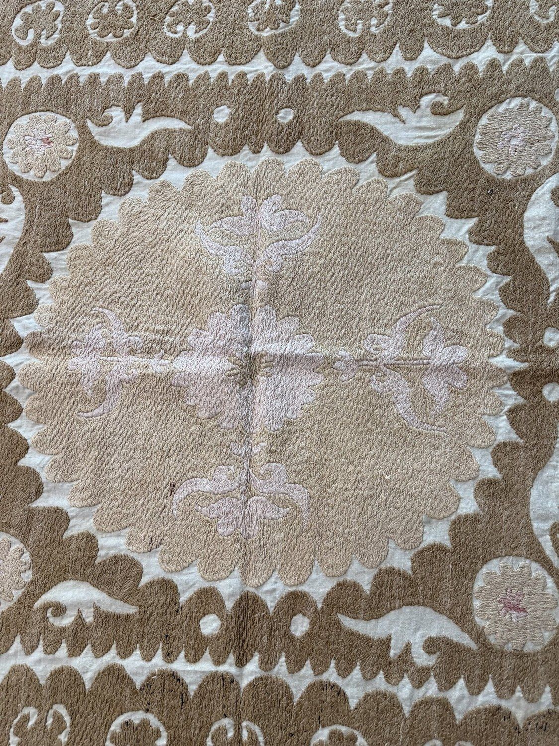 Tenture murale Suzani Bukhara brodée à la main, coton, coloris chameau, beige et ivoire, ethnique, 127 x 158 cm photo Textiles