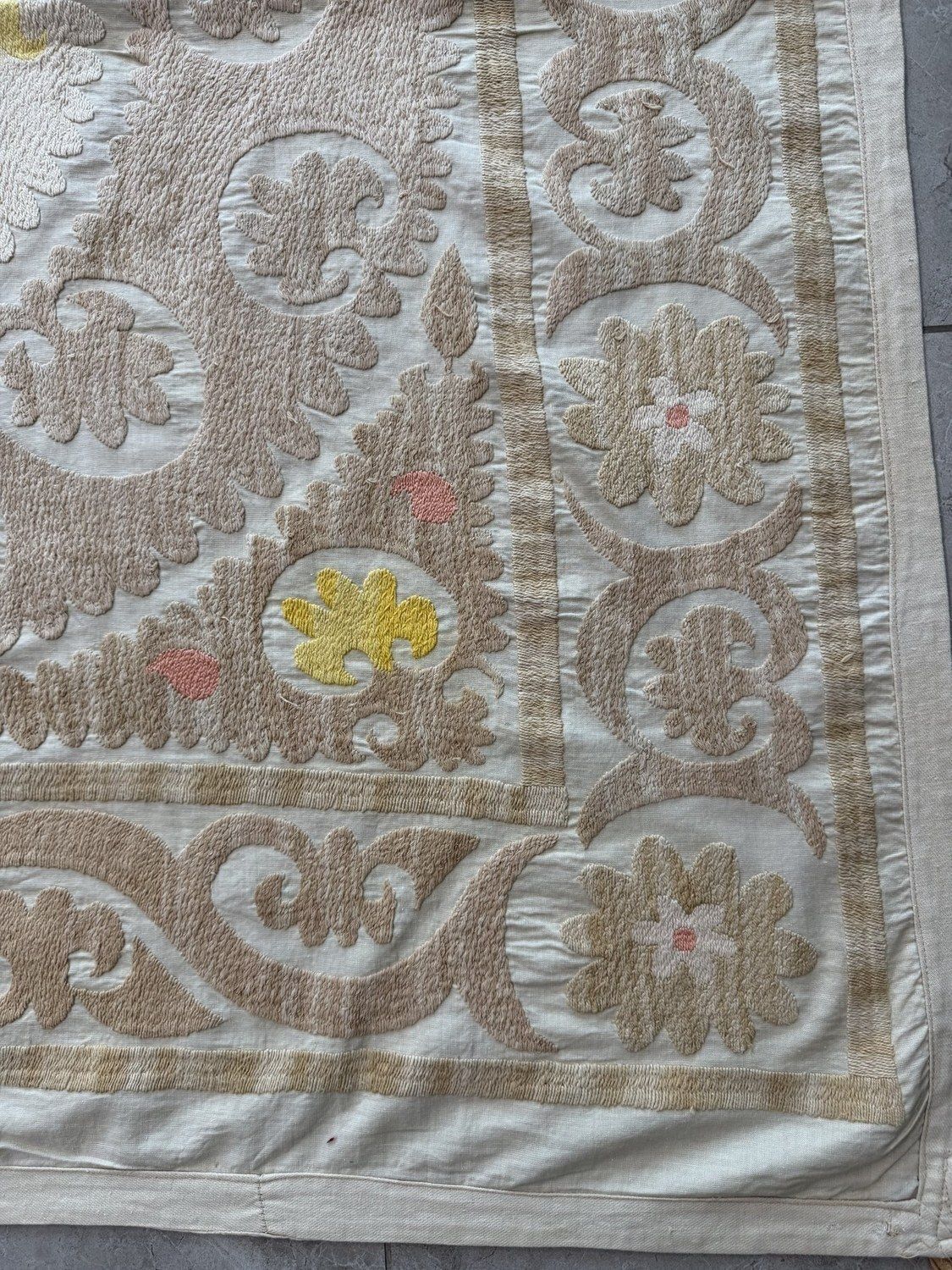 Boho beige geel Centraal-Aziatische suzani wandkleed 114 x 122 cm photo for sale