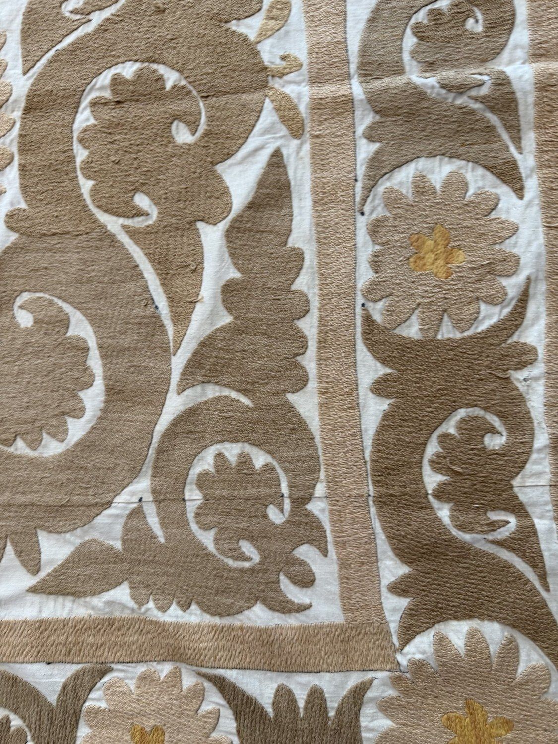 Tenture murale suzani vintage Ouzbékistan beige et blanc, 123 x 144 cm photo buy