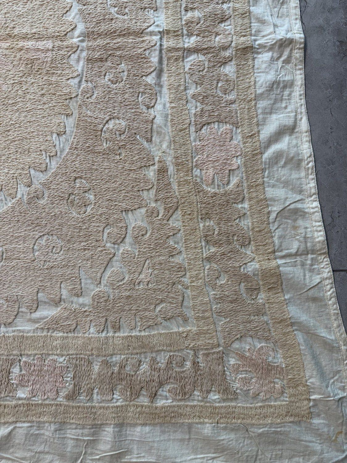 Met de hand geborduurd wit-beige Samarkand Suzani tapijt 130 x 130 cm photo for sale