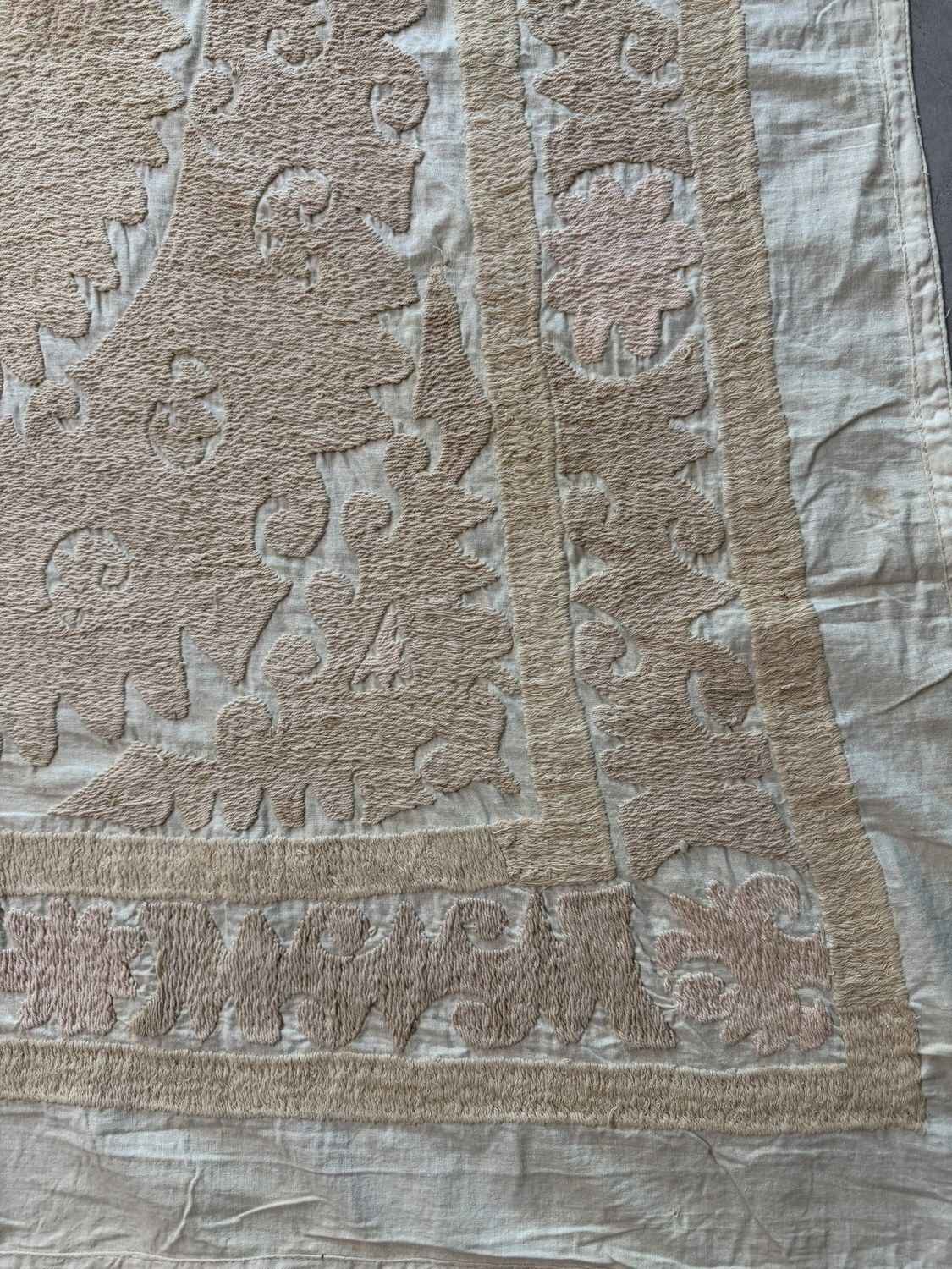 Met de hand geborduurd wit-beige Samarkand Suzani tapijt 130 x 130 cm photo vinterior