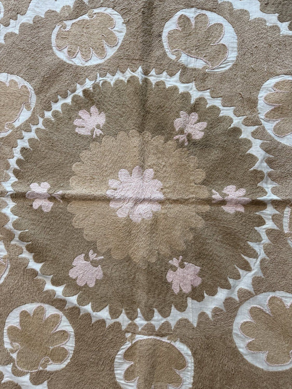 Vintage beige witte Oezbeekse Suzani wandkleed 132 x 138 cm photo furniture