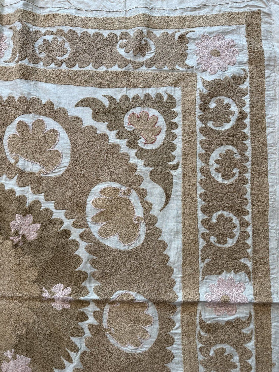 Vintage beige witte Oezbeekse Suzani wandkleed 132 x 138 cm photo vinterior