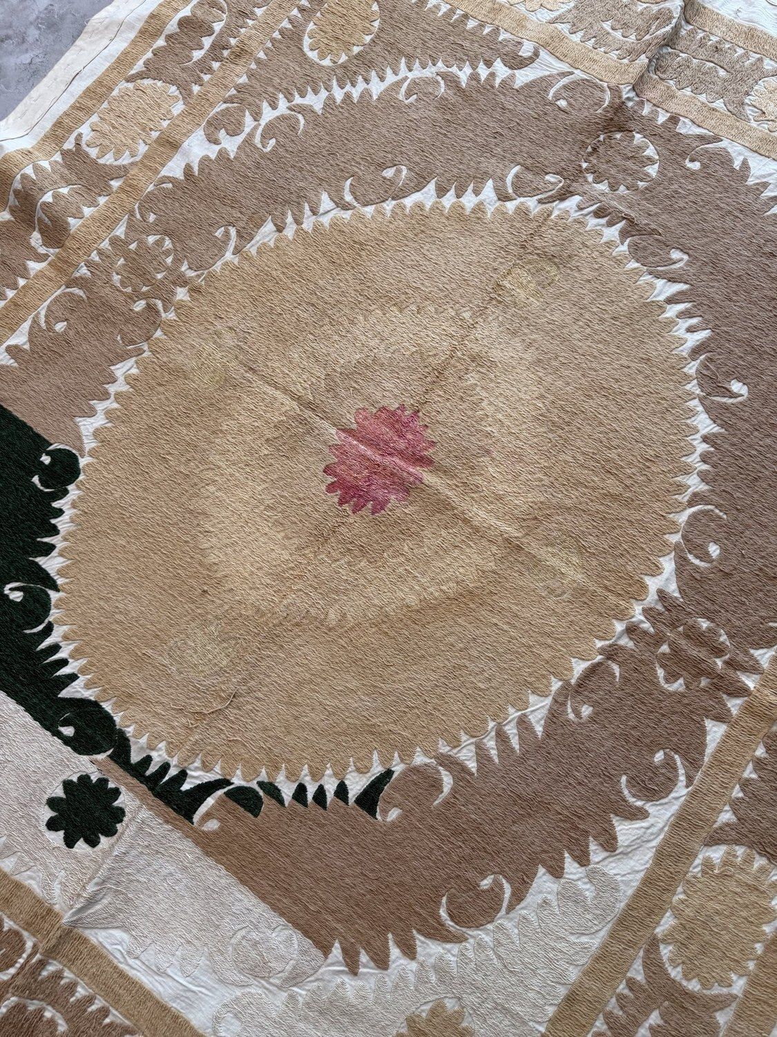 Boho Beige Goud Centraal-Aziatische Suzani Wandkleed 138 x 155 cm photo vintage