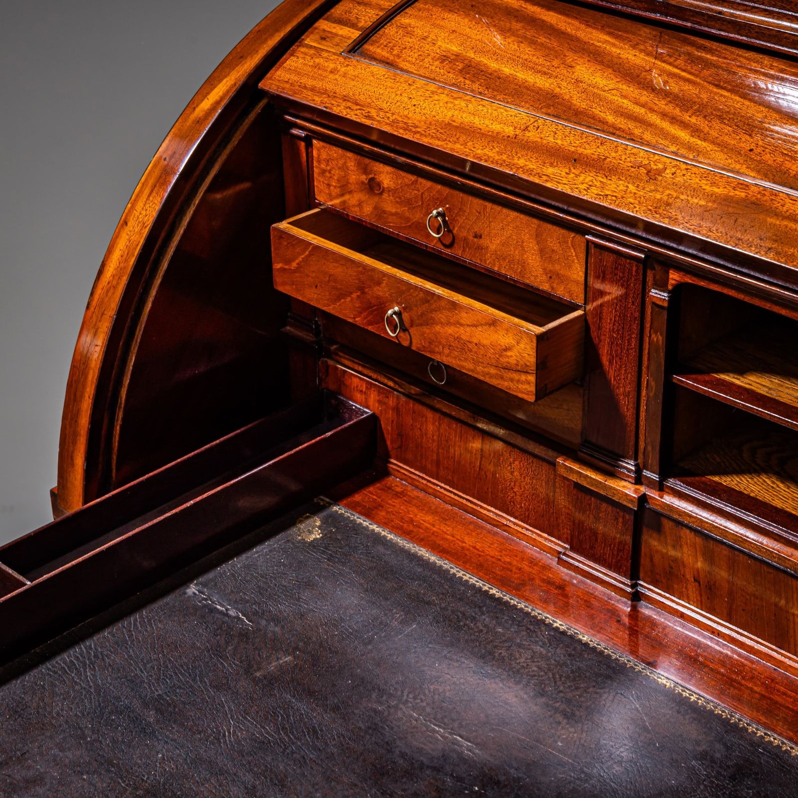 Louis XVI rolschrijfbureau in mahonie, ca. 1800 photo furniture