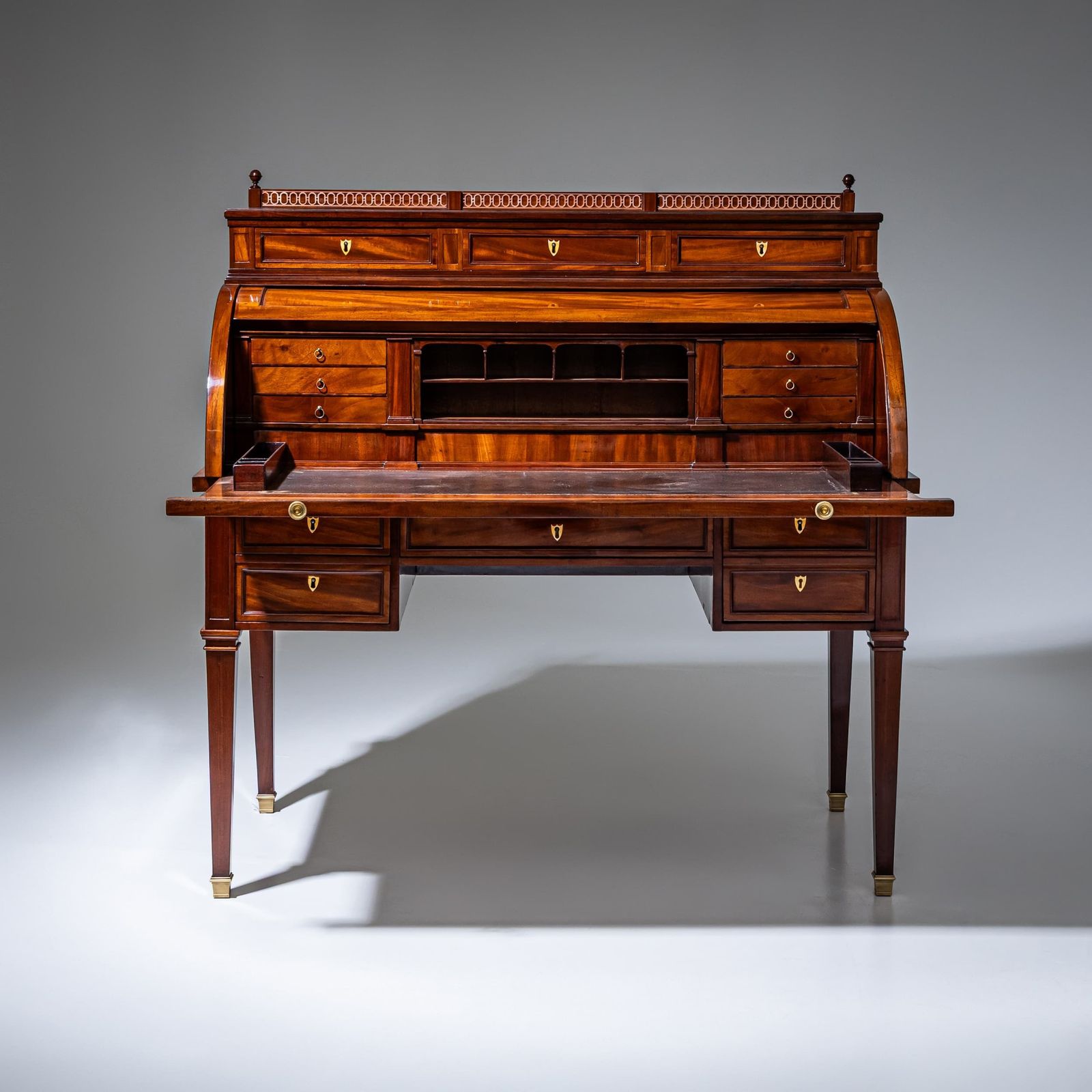 7510.0 Louis XVI rolschrijfbureau in mahonie, ca. 1800 photo