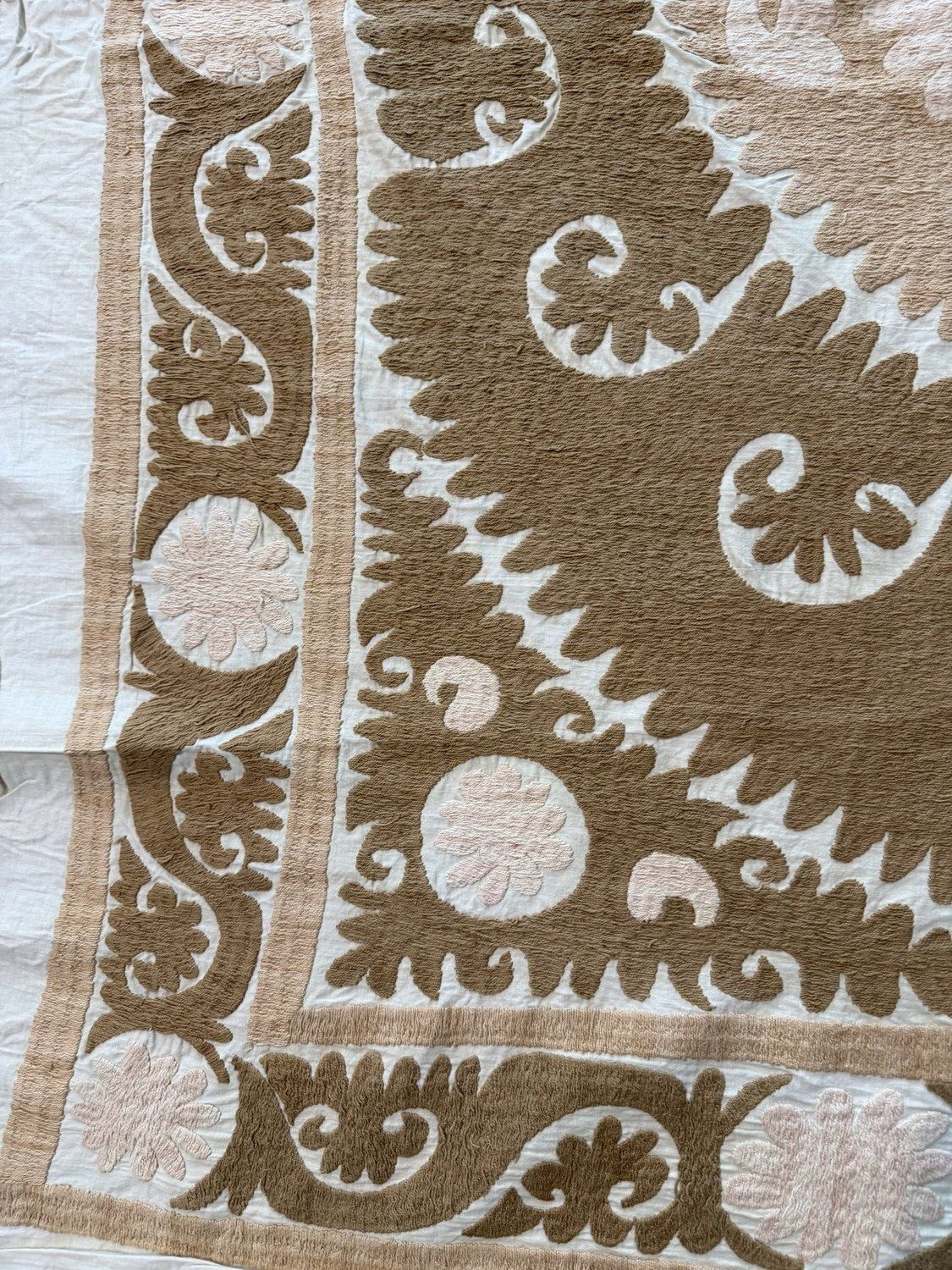Boho bruine en witte Centraal-Aziatische suzani wandkleed 144 x 170 cm photo Textiel
