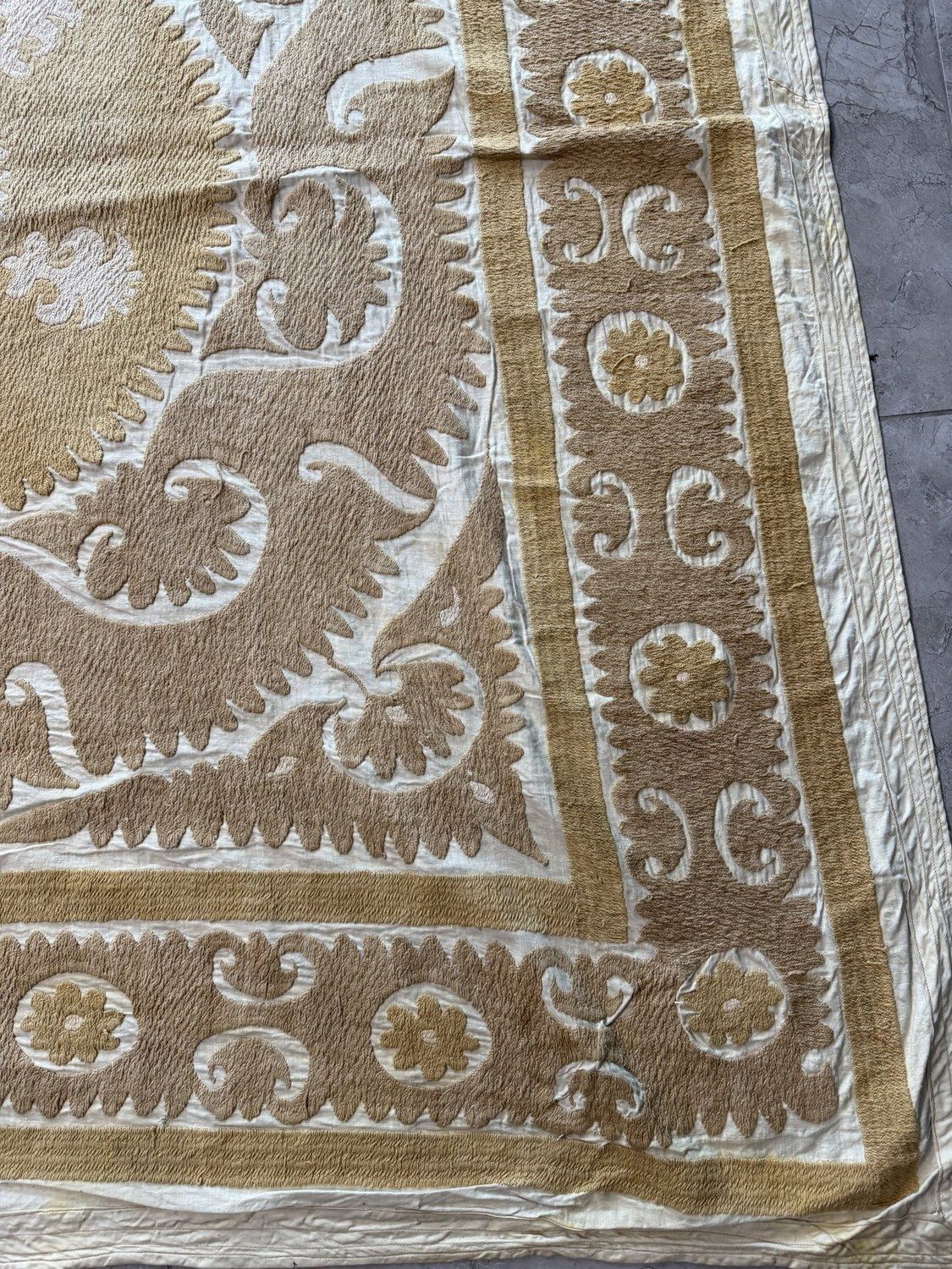 Handgemaakte witte beige Oezbeekse suzani wandtapijt 145 x 156 cm photo for sale