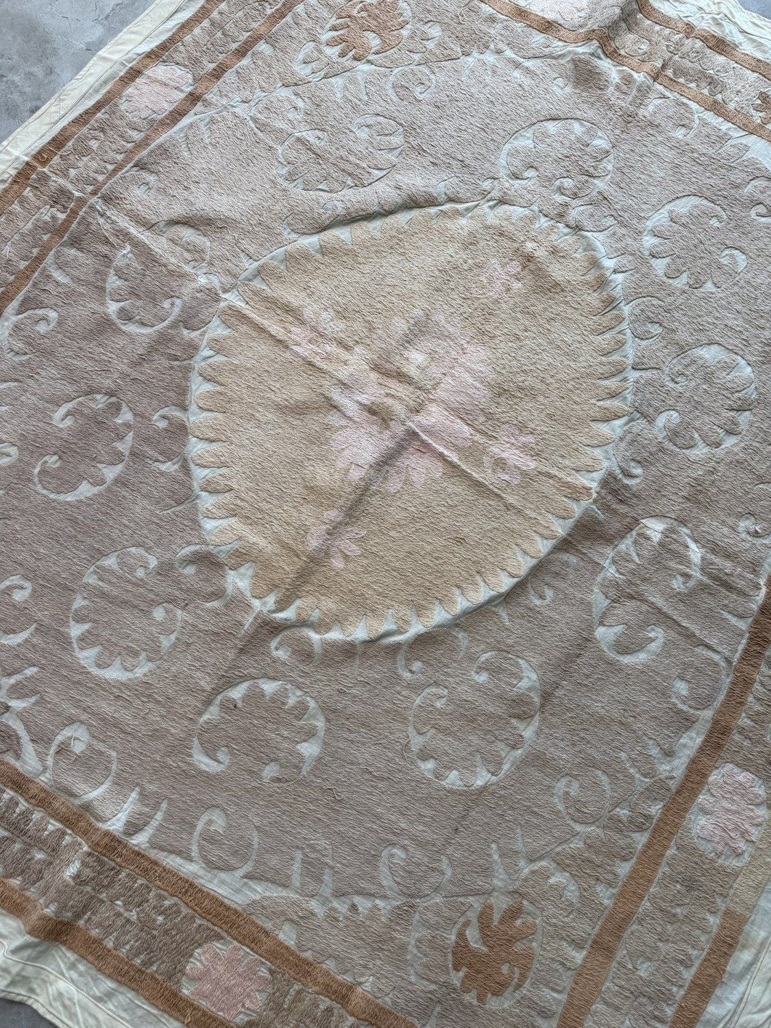 Met de hand geborduurd wit-beige Samarkand Suzani tapijt 146 x 160 cm photo Textiel