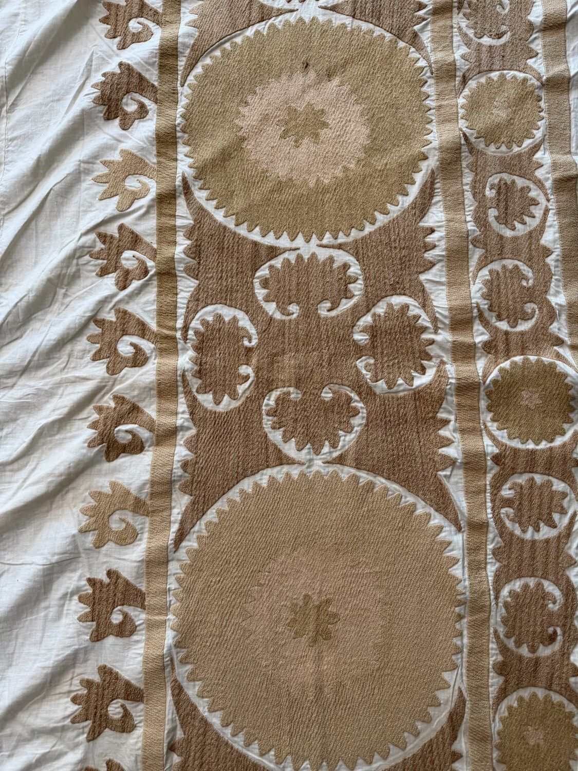 photo furniture Handgeborduurd beige wit Samarkand Suzani tapijt 154 x 269 cm