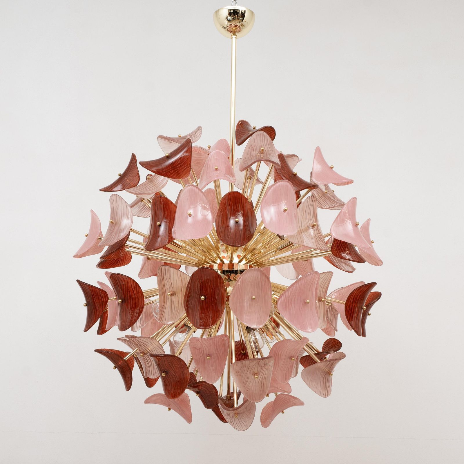 Italiaanse Sputnik-hanglamp in roze en robijnrood Murano-glas met messing photo furniture