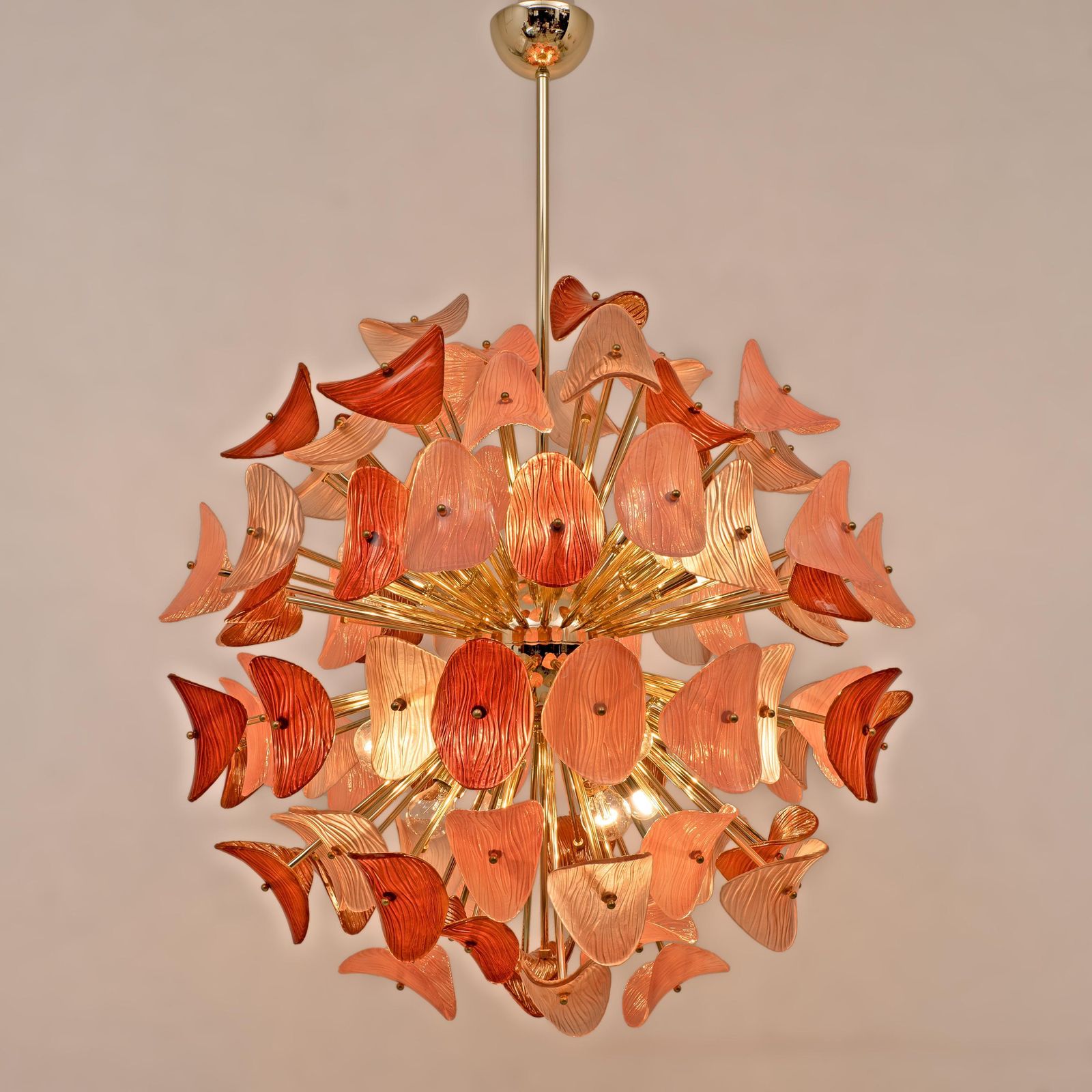Italiaanse Sputnik-hanglamp in roze en robijnrood Murano-glas met messing photo for sale