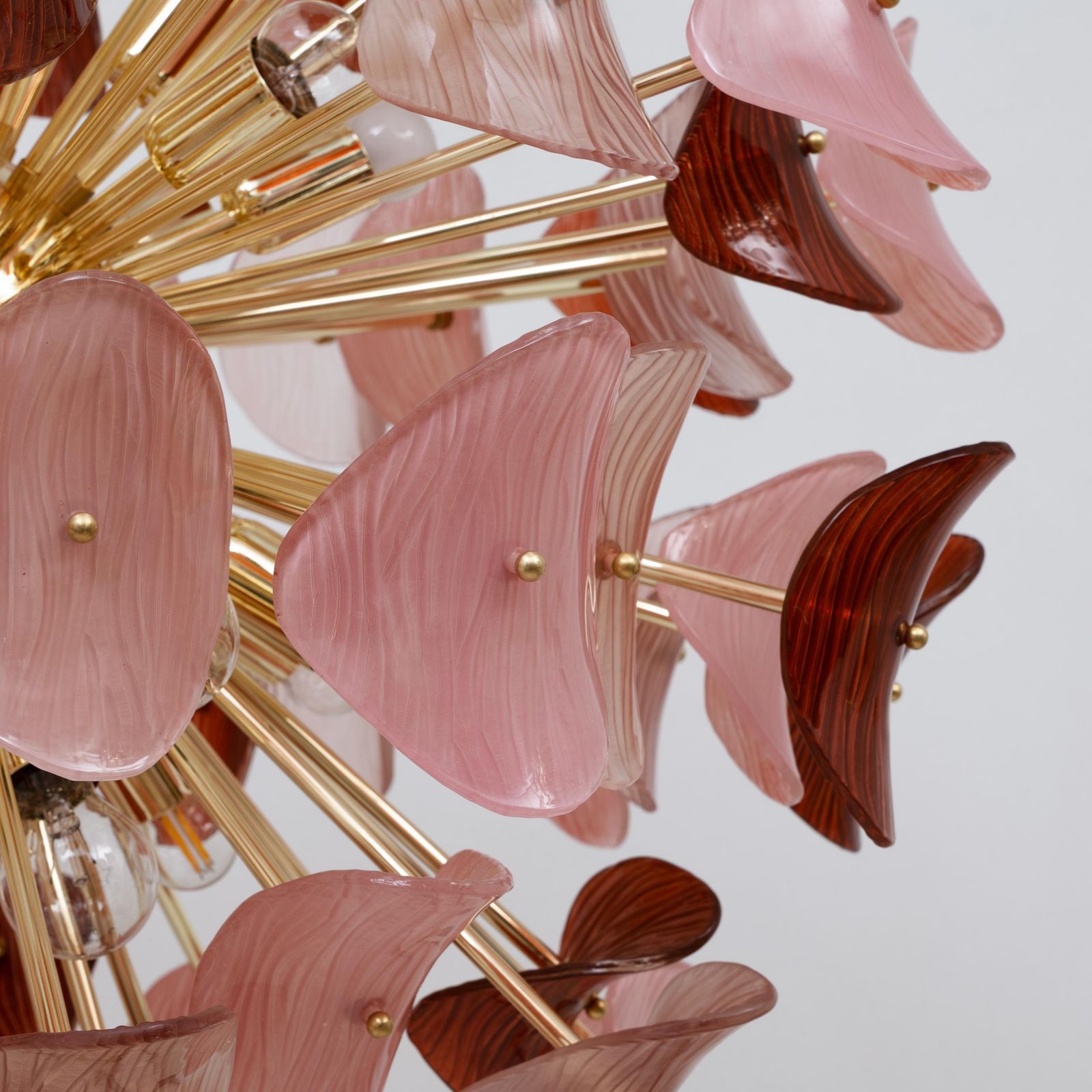 Italiaanse Sputnik-hanglamp in roze en robijnrood Murano-glas met messing photo buy