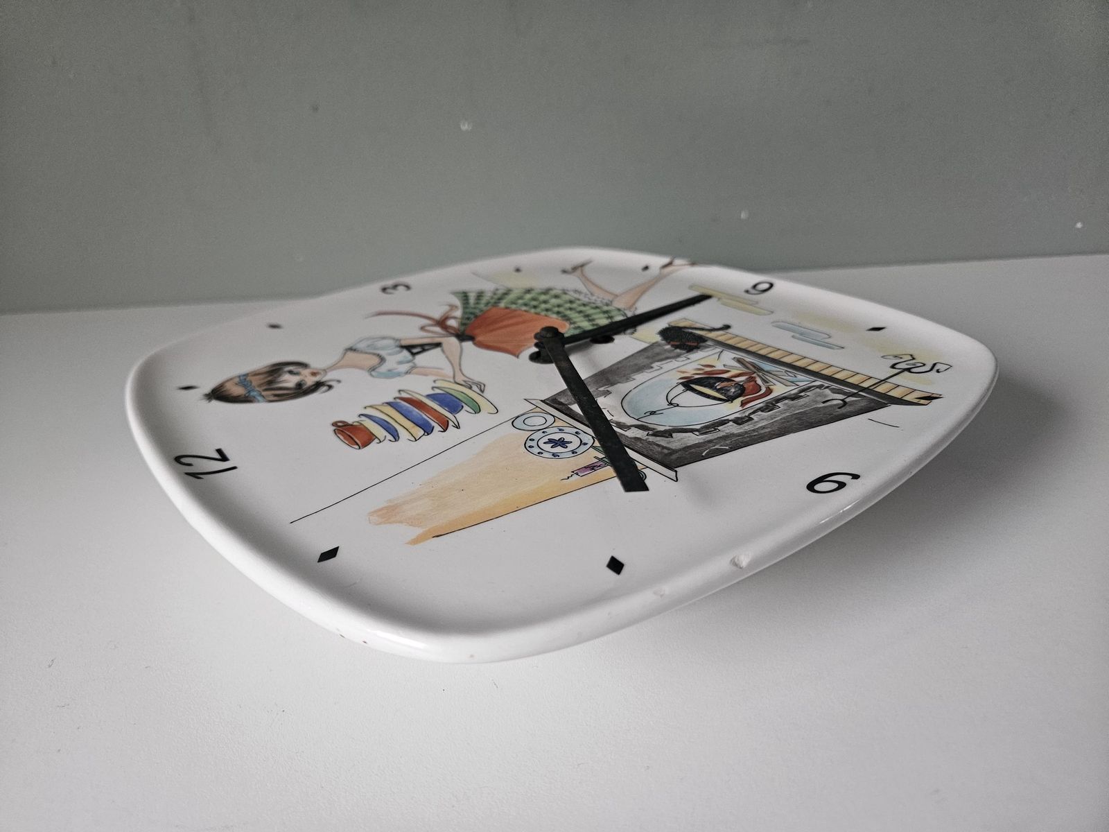 72.0 Vintage Italiaans keramisch wandklokje A.C.R. Mid Century Keuken Damesillustratie   Niet getest photo