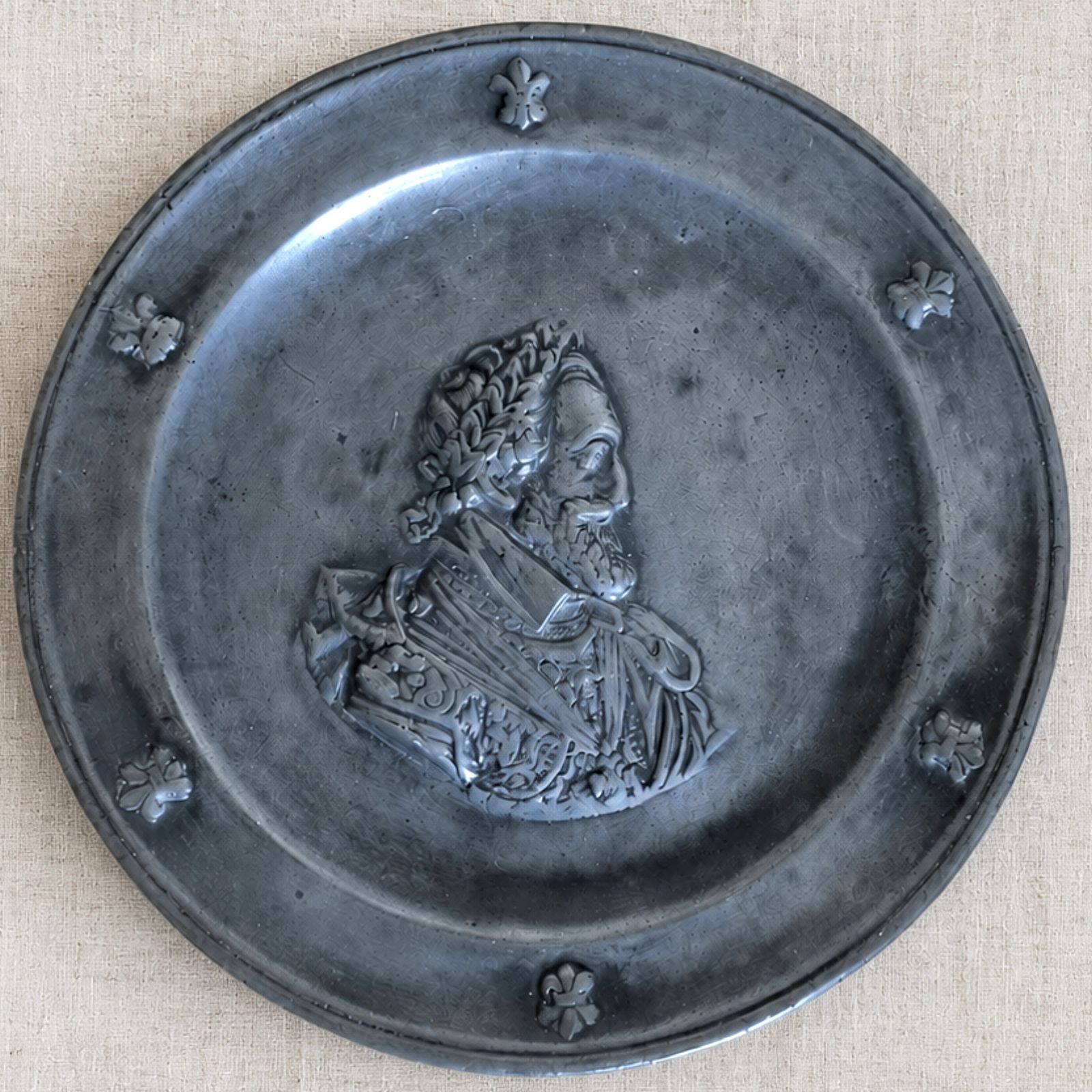 Antiek Frans tinnen sierbord Henry IV door Arthur Chaumette photo furniture