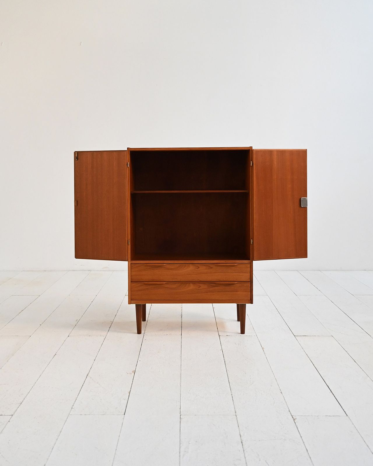Scandinavisch teakhouten kastje, ca. jaren 1950/60 photo Meubels
