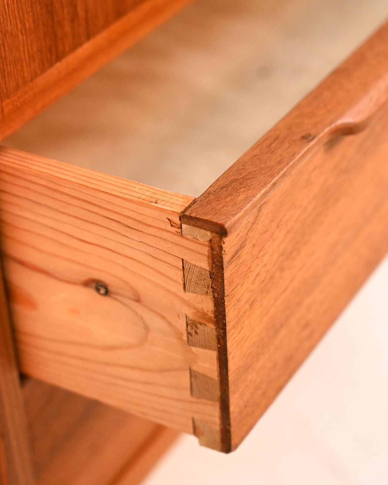 photo furniture Scandinavisch teakhouten kastje, ca. jaren 1950/60