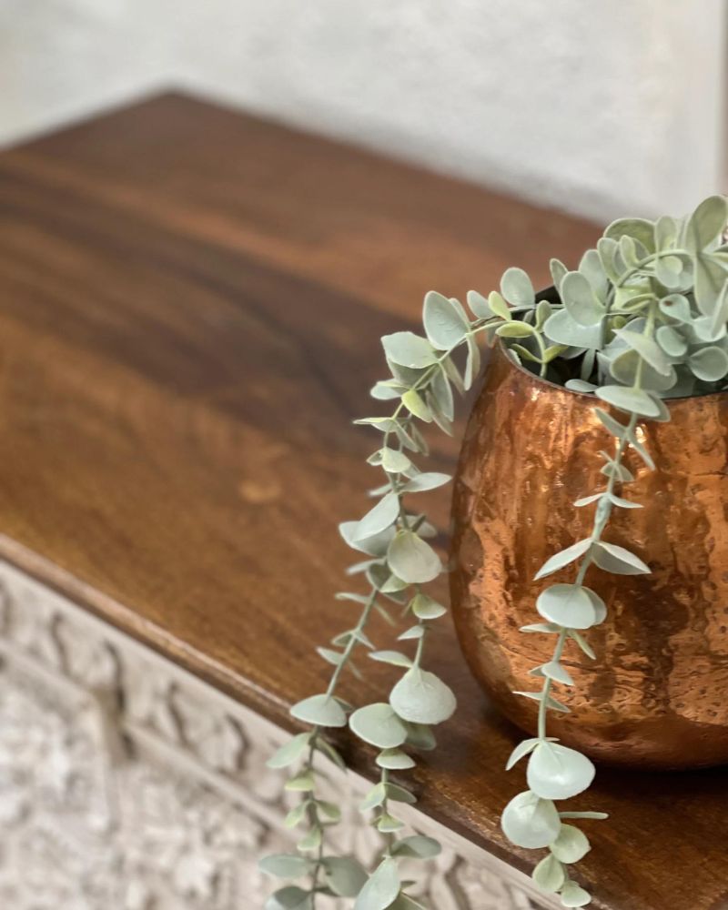 Dressoir met 2 deuren en fijn uitgesneden bloembladdecor photo Meubels