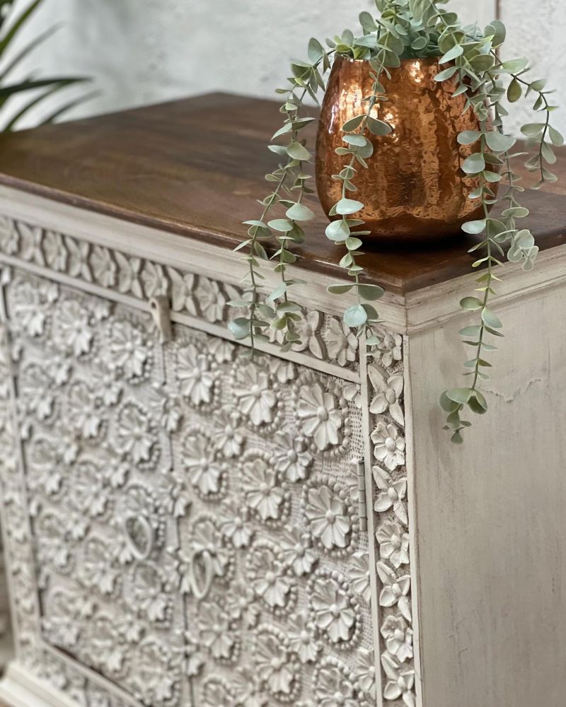 Dressoir met 2 deuren en fijn uitgesneden bloembladdecor photo 495.0