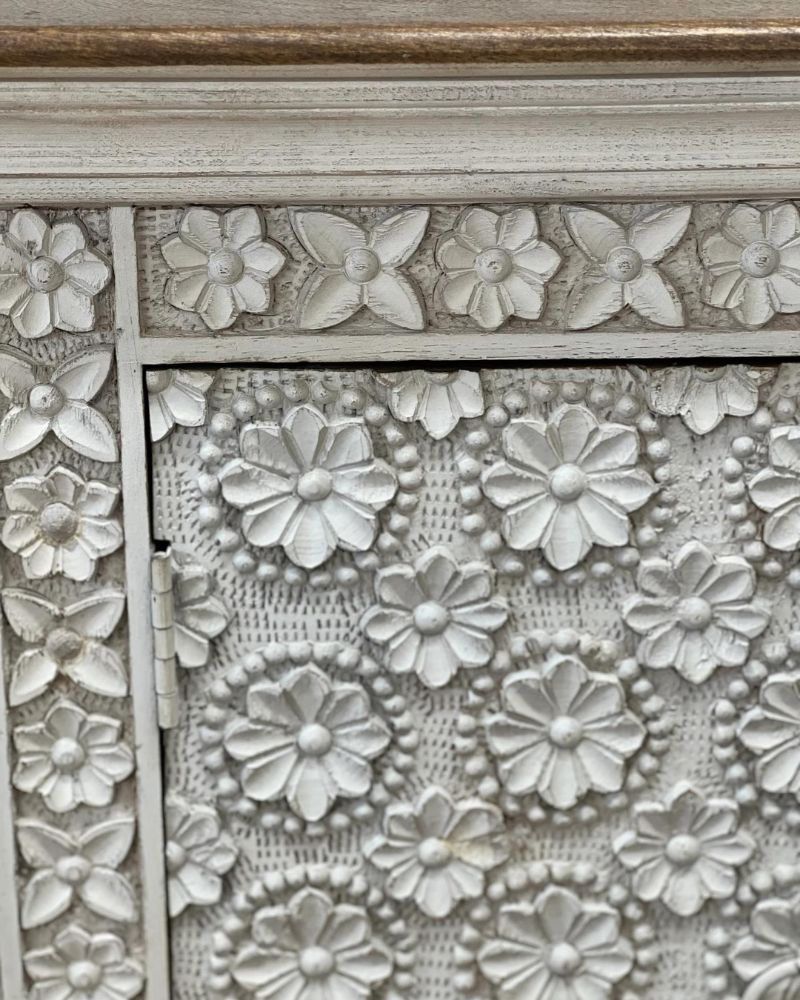 Dressoir met 2 deuren en fijn uitgesneden bloembladdecor photo vinterior