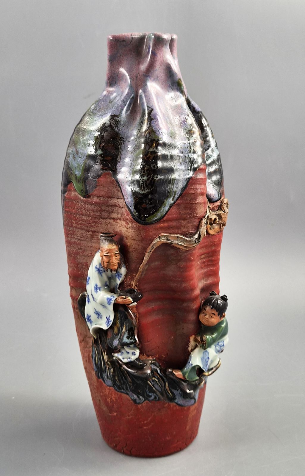 Japanse Sumida Gawa vaas, gesigneerd Ban Ni, wijze man en karako, lavendel flambé, Meiji ca. 1900