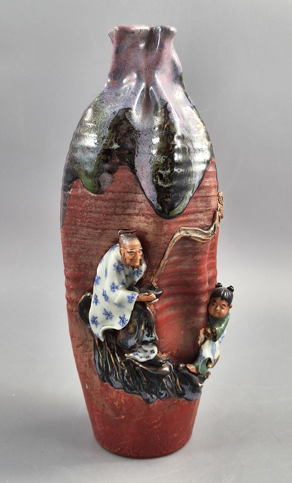 Japanse Sumida Gawa vaas, gesigneerd Ban Ni, wijze man en karako, lavendel flambé, Meiji ca. 1900 photo furniture