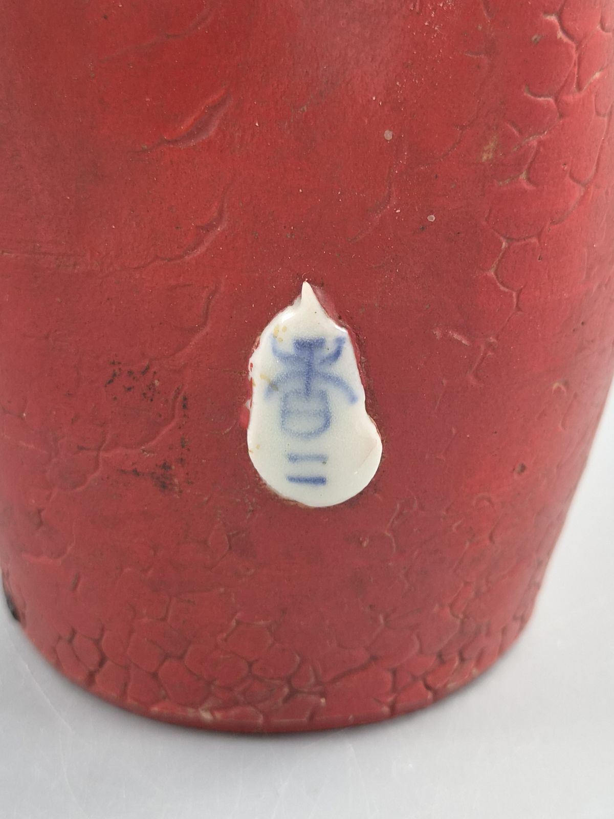 photo furniture Japanse Sumida Gawa vaas, gesigneerd Ban Ni, wijze man en karako, lavendel flambé, Meiji ca. 1900