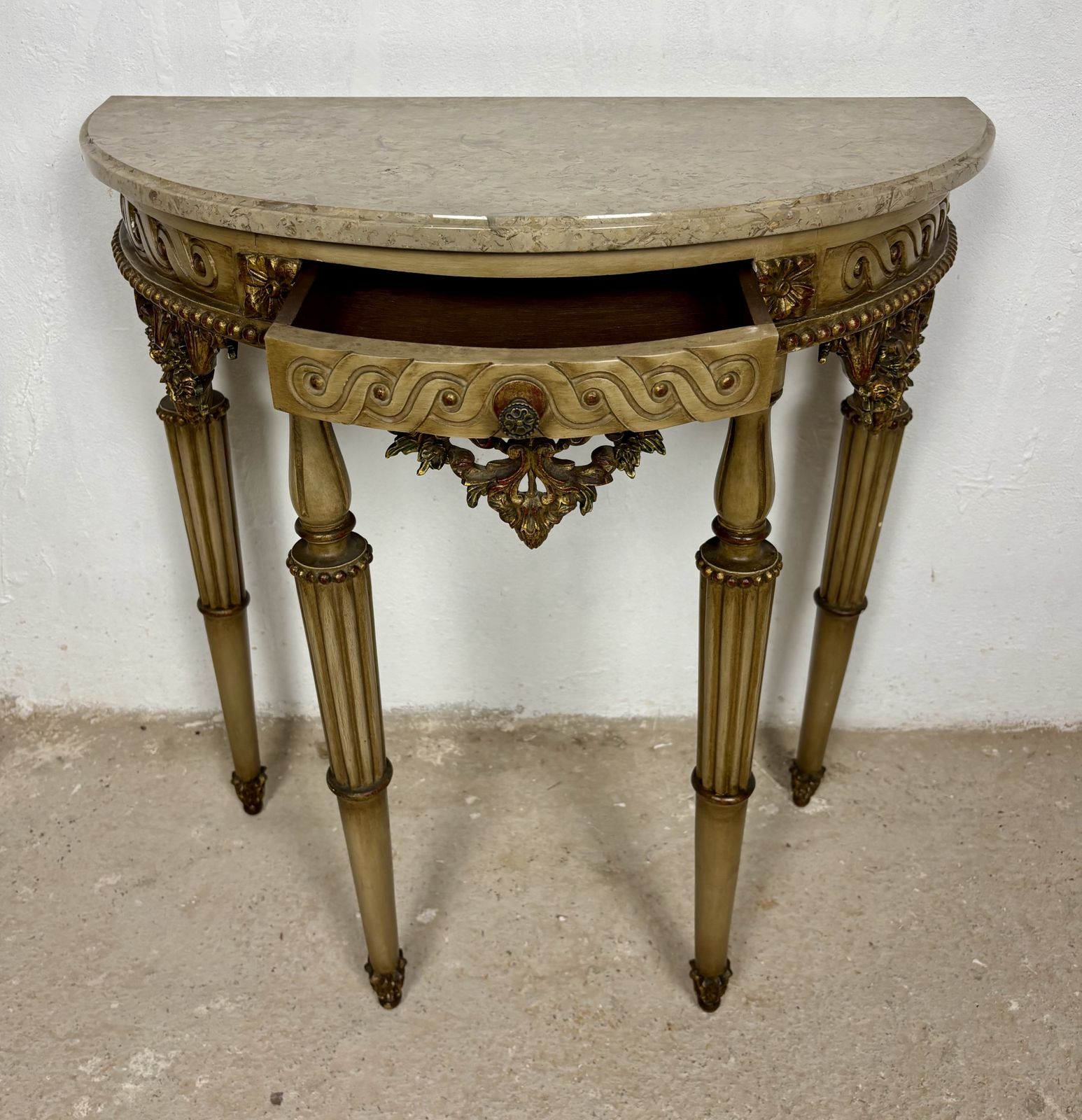 Italiaanse neoklassieke console met polychroom beschilderd houtsnijwerk en marmeren blad, midden 20e eeuw photo Meubels