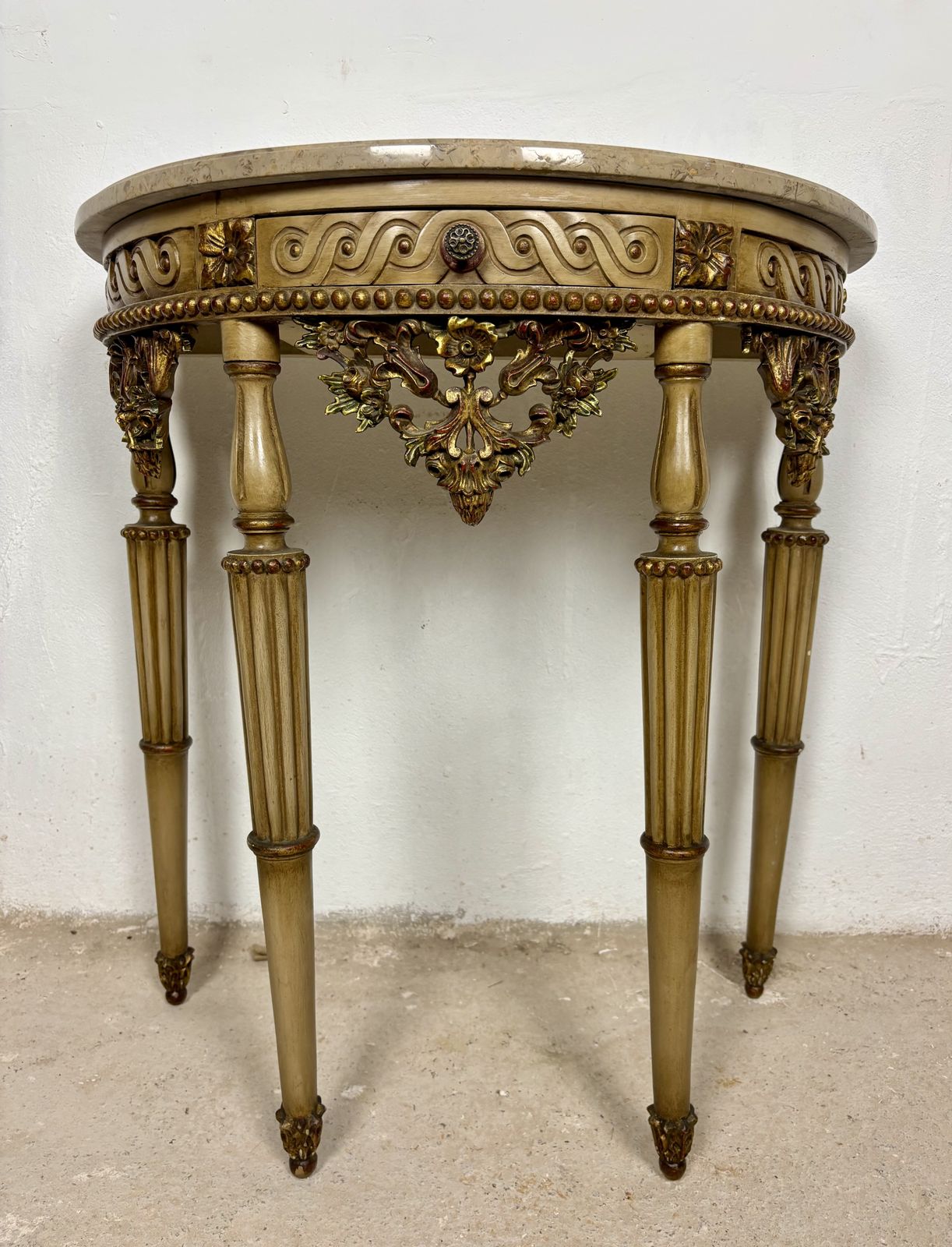 photo furniture Italiaanse neoklassieke console met polychroom beschilderd houtsnijwerk en marmeren blad, midden 20e eeuw