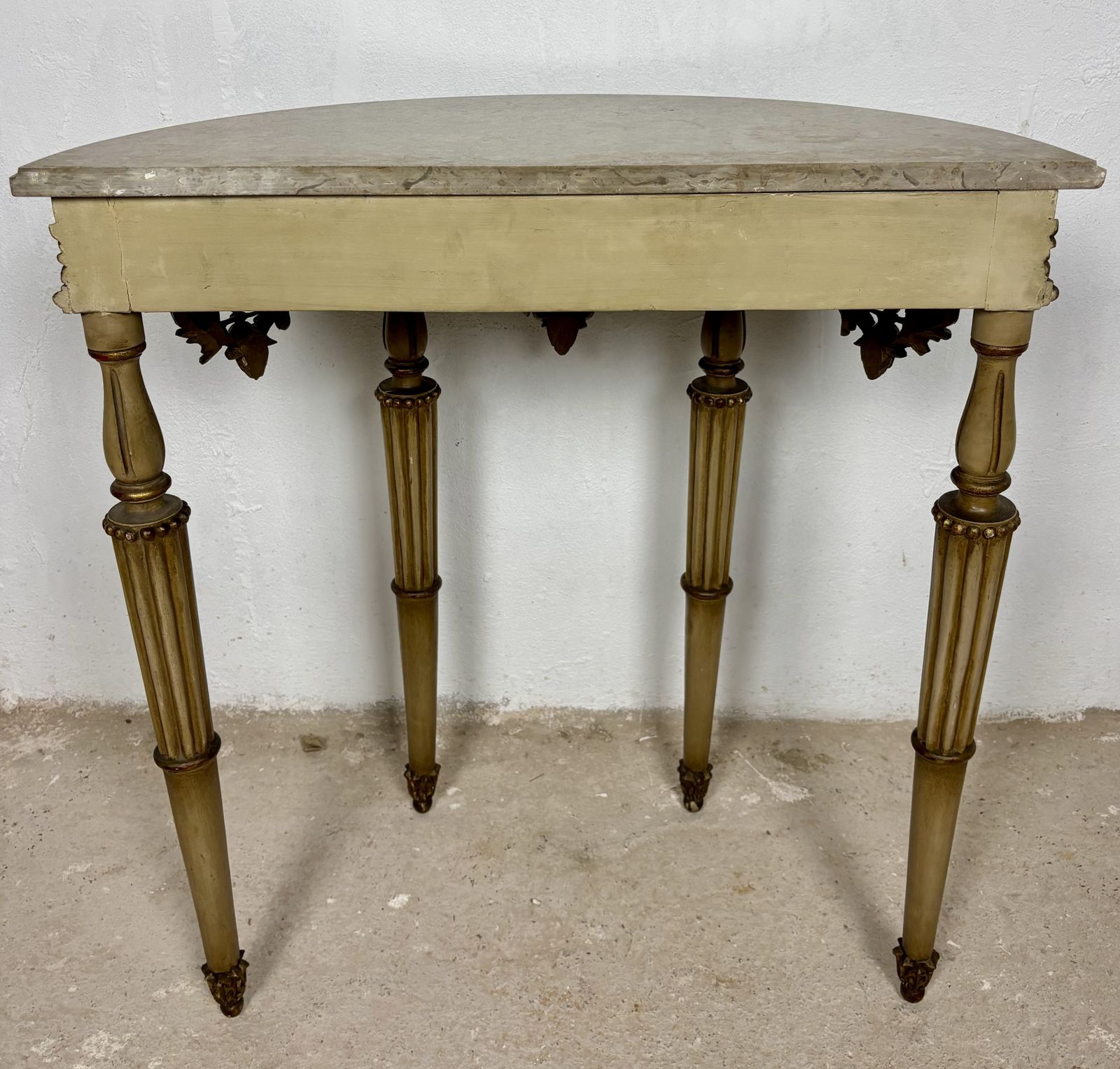photo buy Italiaanse neoklassieke console met polychroom beschilderd houtsnijwerk en marmeren blad, midden 20e eeuw