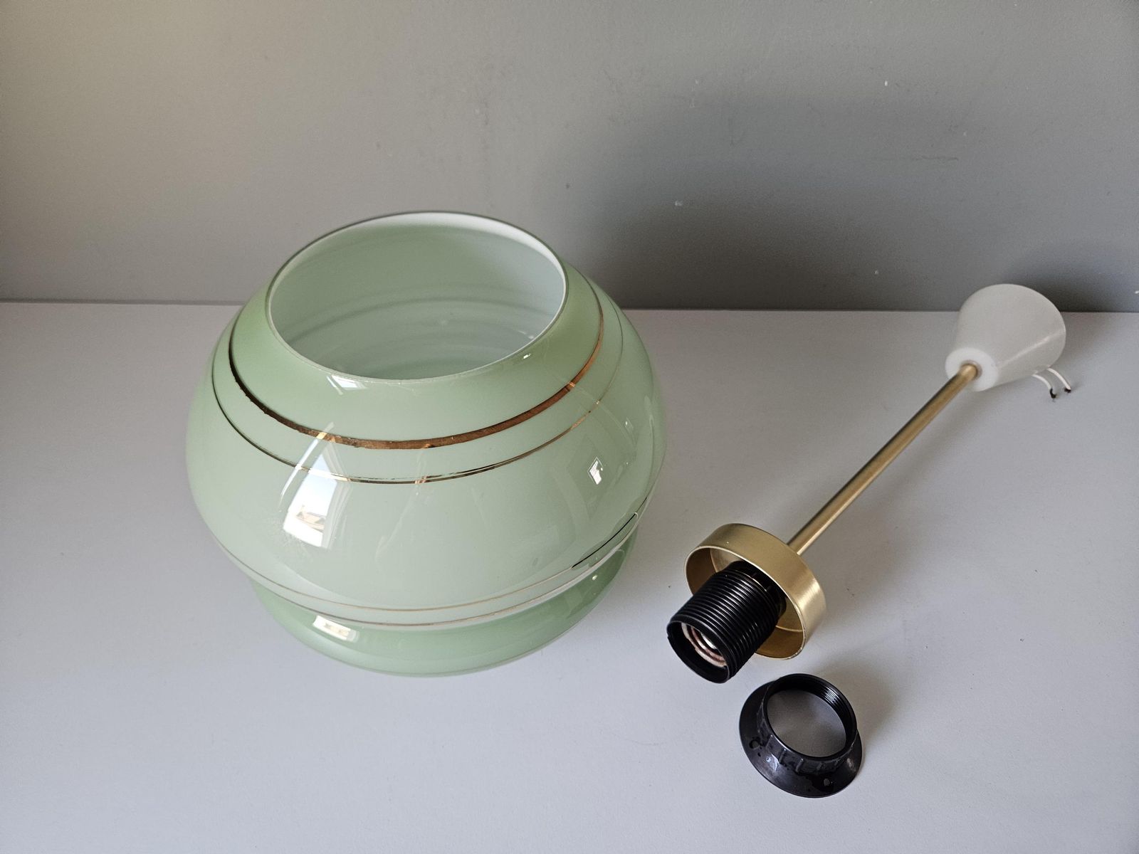 Vintage mintgroene glazen hanglamp – Mid-Century Modern messing plafondlamp photo vintage
