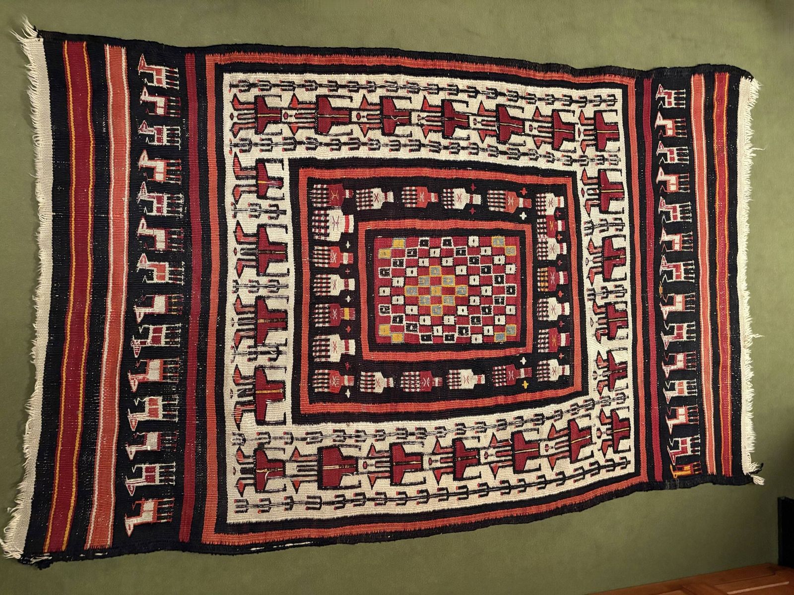 Rechthoekig folkloristisch tapijt uit Noord-Afrika met een dominante rode kleur, jaren 1970. photo furniture