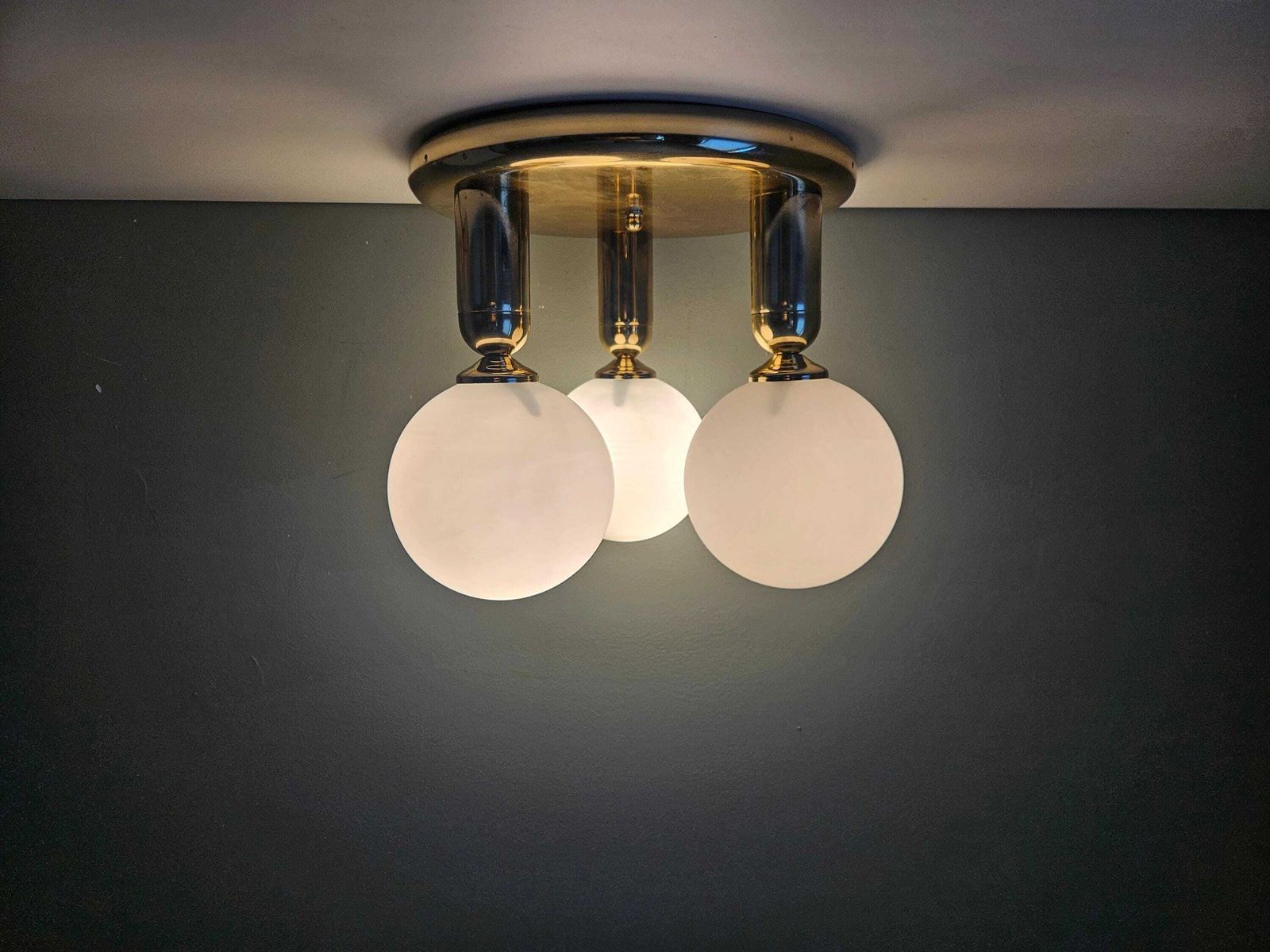 Vintage messing opaline globe hanglamp | Mid-century plafondlamp, Space Age lamp photo furniture