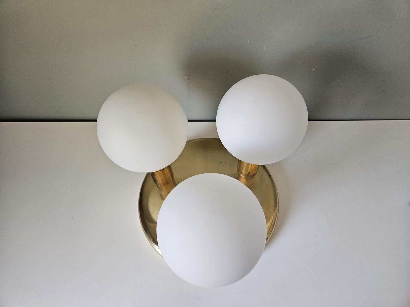 Vintage messing opaline globe hanglamp | Mid-century plafondlamp, Space Age lamp photo vinterior
