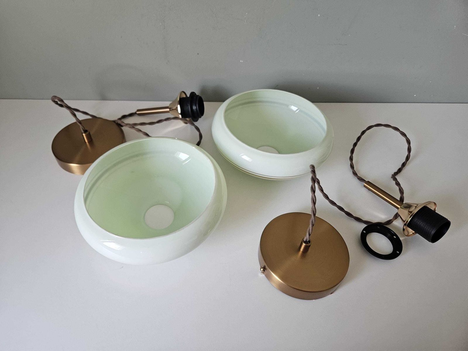 Een paar vintage mintgroene glazen hanglampen, mid-century messing accenten, set van 2 photo Verlichting