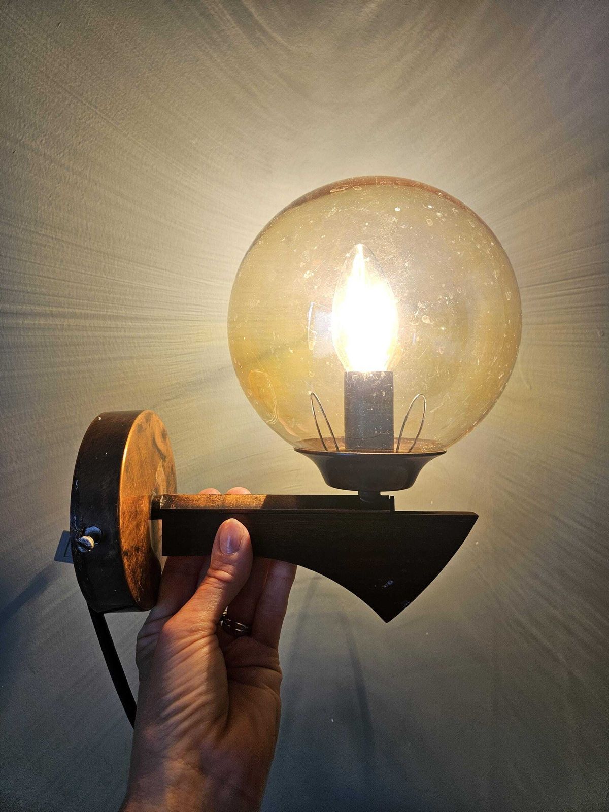 Vintage wandlamp van koper en hout met amberkleurige glazen bol – Mid-Century Modern photo vinterior