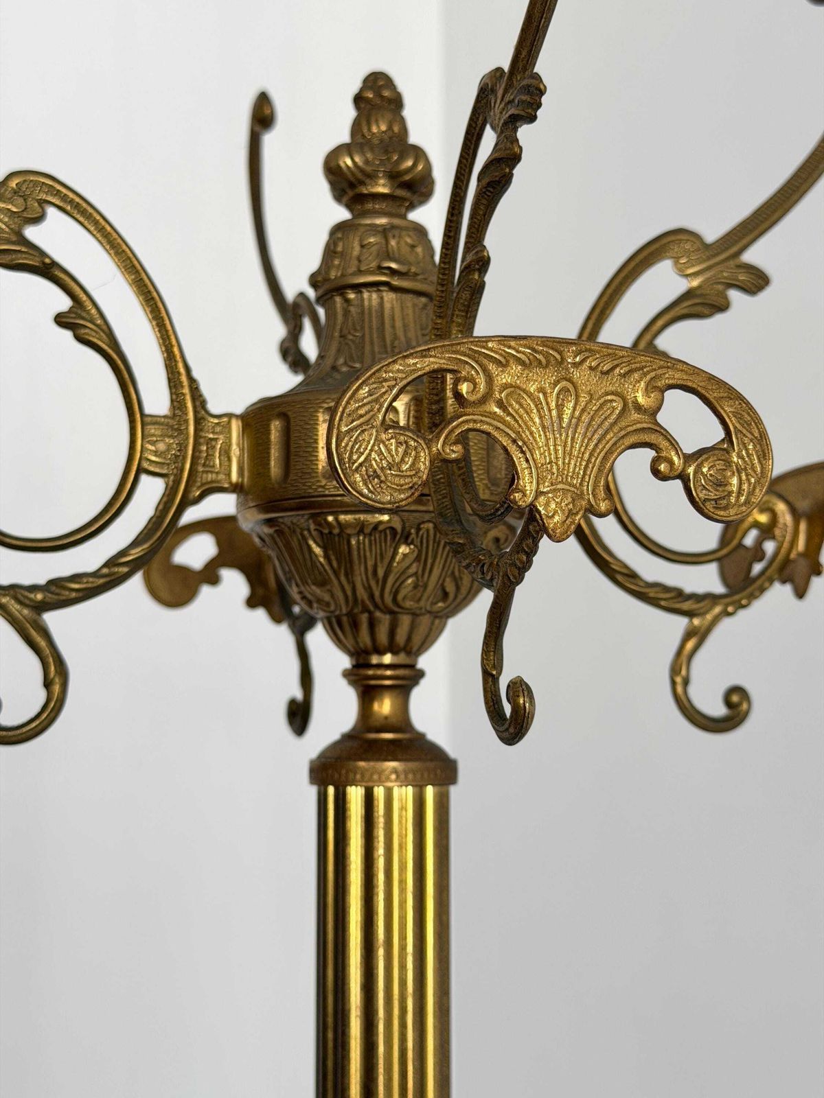 Italiaanse messing kapstok met onyx marmeren middenstuk, draaiende kroon en decoratieve halsboom photo Meubels