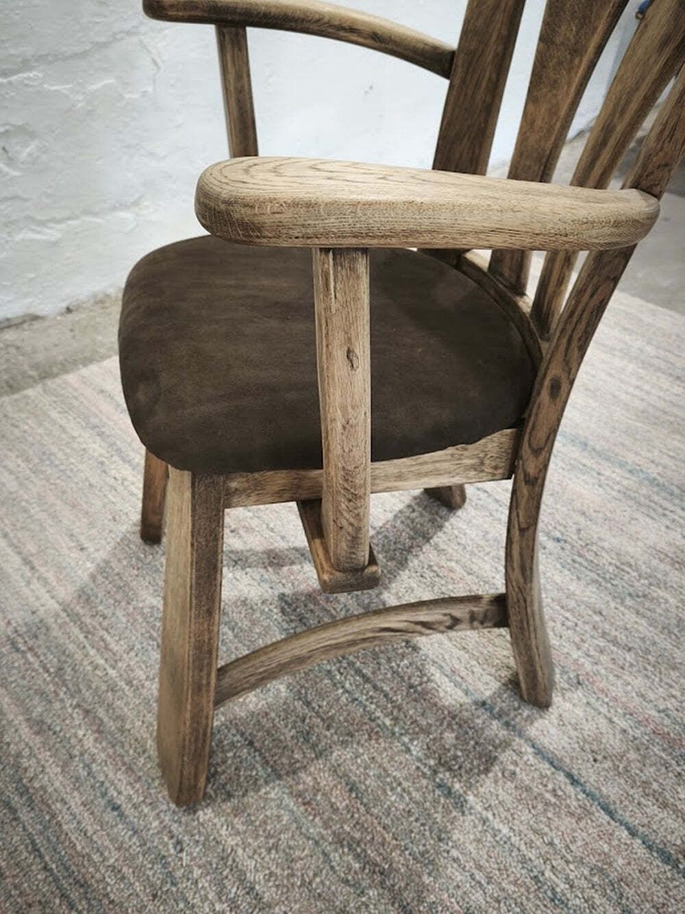photo furniture Nederlandse Brutalistische Massief Eiken Fauteuil met Opnieuw Bekleed Leren Zitting, jaren 1970