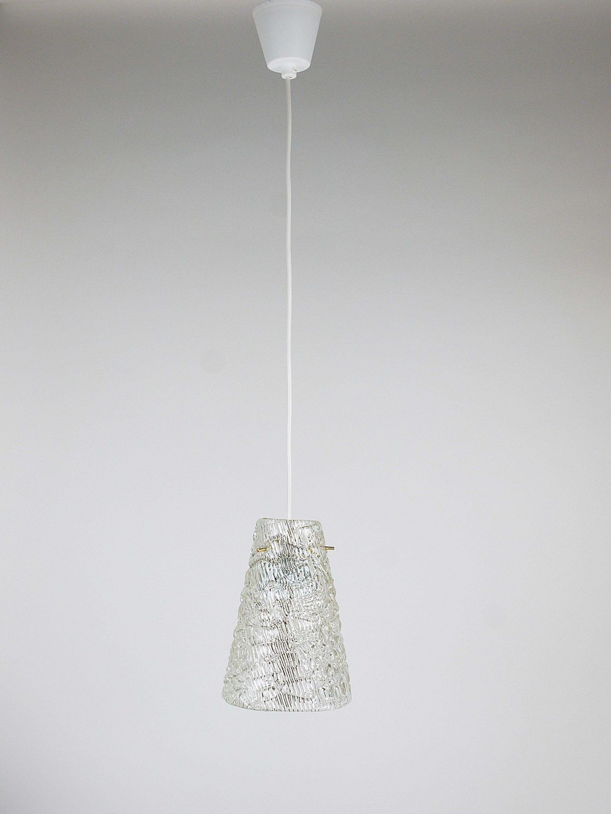 J.T. Kalmar Mid-Century Textured Glass & Brass Hanglamp, Oostenrijk, jaren 1950 photo furniture