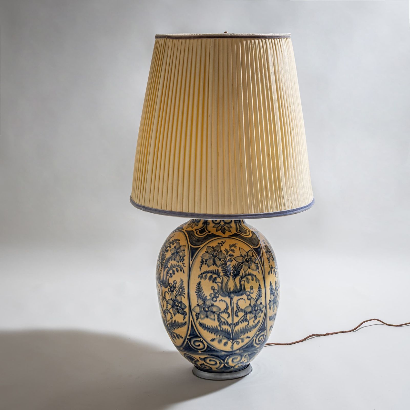 Tafellamp met beschilderde porseleinen voet, 20e eeuw photo furniture