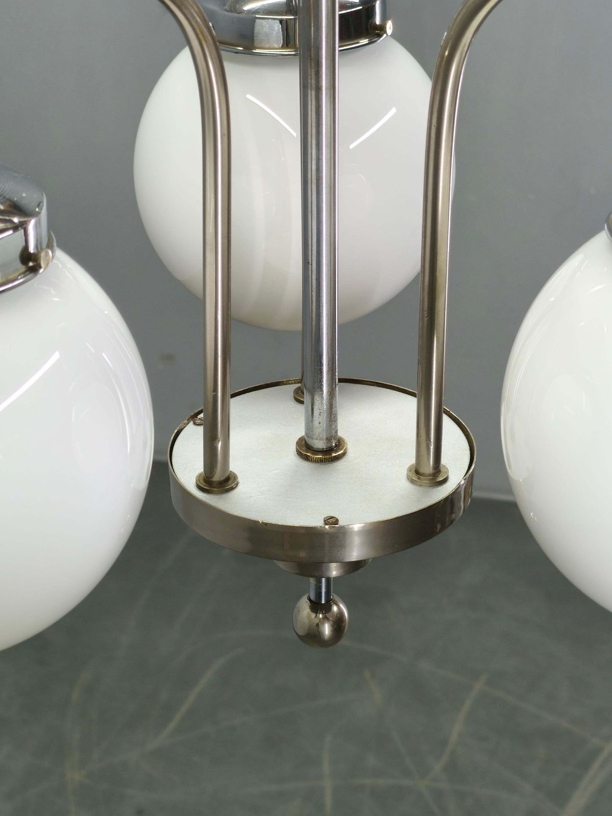 Lustre Art déco tchèque des années 1930 avec trois globes en verre opalin photo vinterior