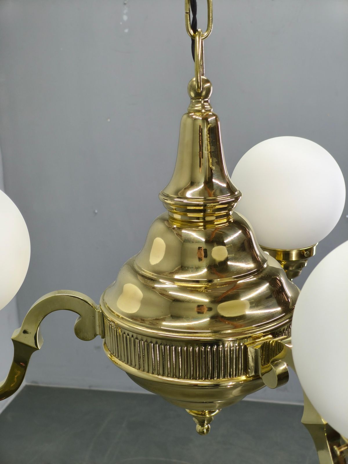 Tsjechische neo-barokke messing kroonluchter met opaalglobe kappen, jaren 1930 photo buy