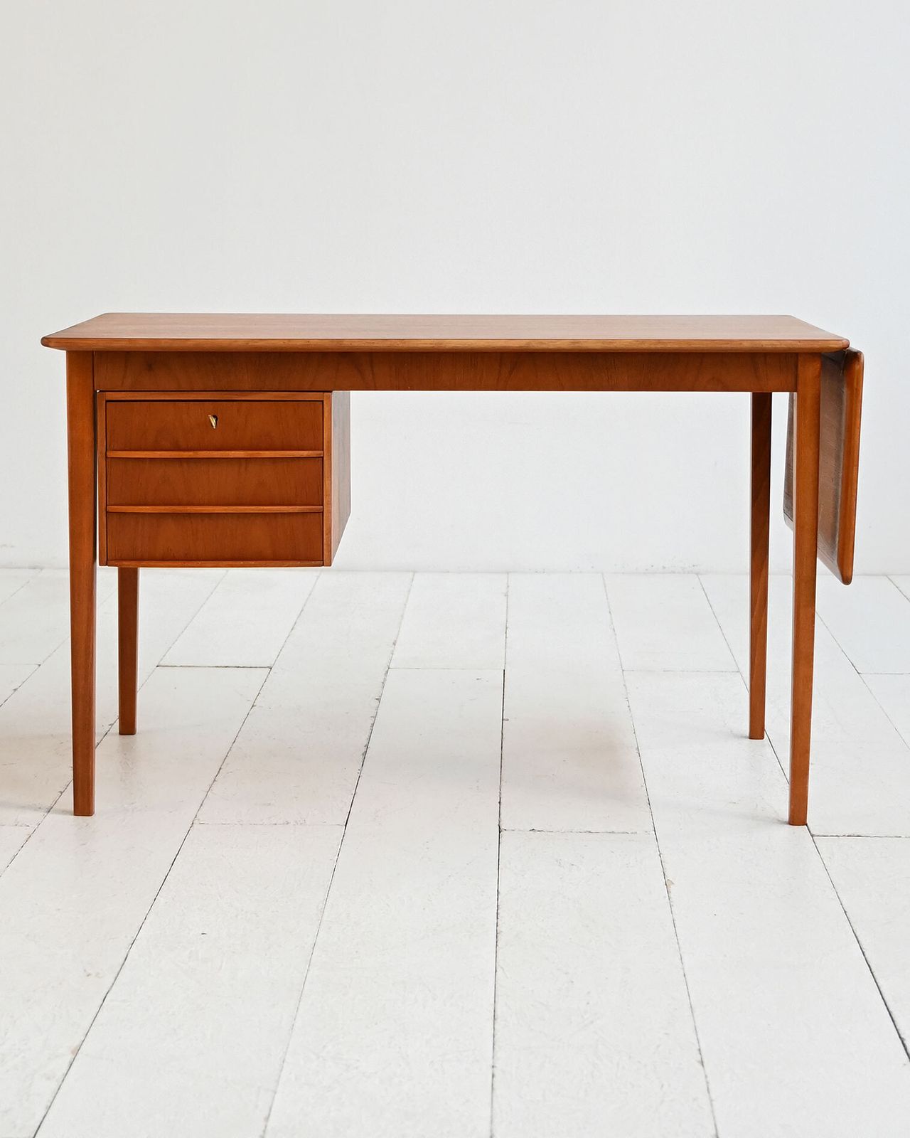 Teakhouten bureau uit de jaren 1960 met uitklapbaar blad